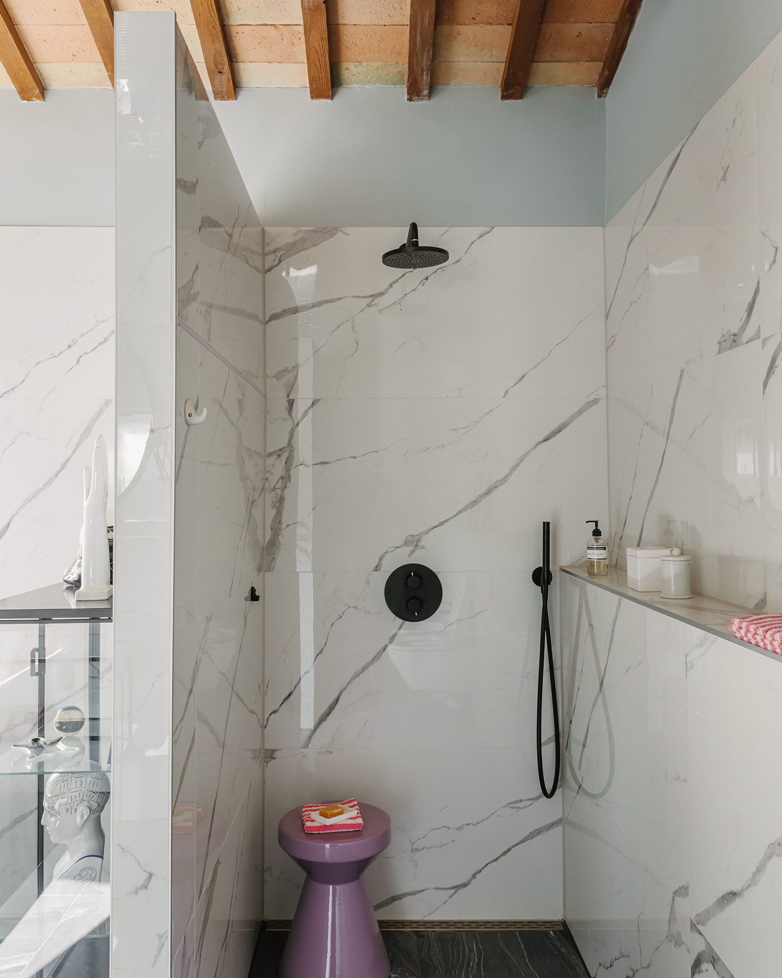 salle de bain marbre blanc avec poutres décoration contemporaine maison en pierres Italie avec piscine rénovée dans les Marches salle de bain marbre blanc avec poutres décoration contemporaine maison en pierres Italie avec piscine rénovée dans les Marches