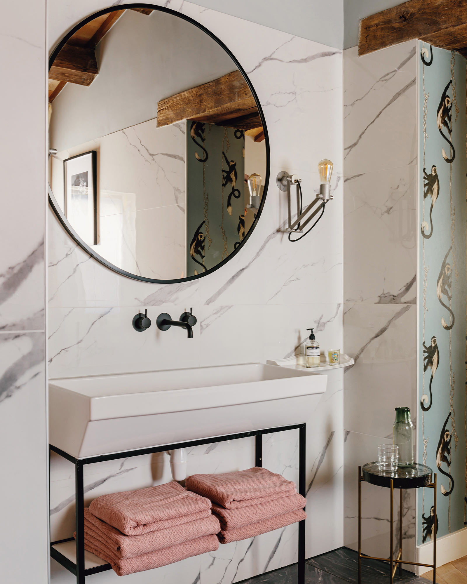 salle de bain marbre blanc avec poutres décoration contemporaine maison en pierres Italie avec piscine rénovée dans les Marches salle de bain marbre blanc avec poutres décoration contemporaine maison en pierres Italie avec piscine rénovée dans les Marches