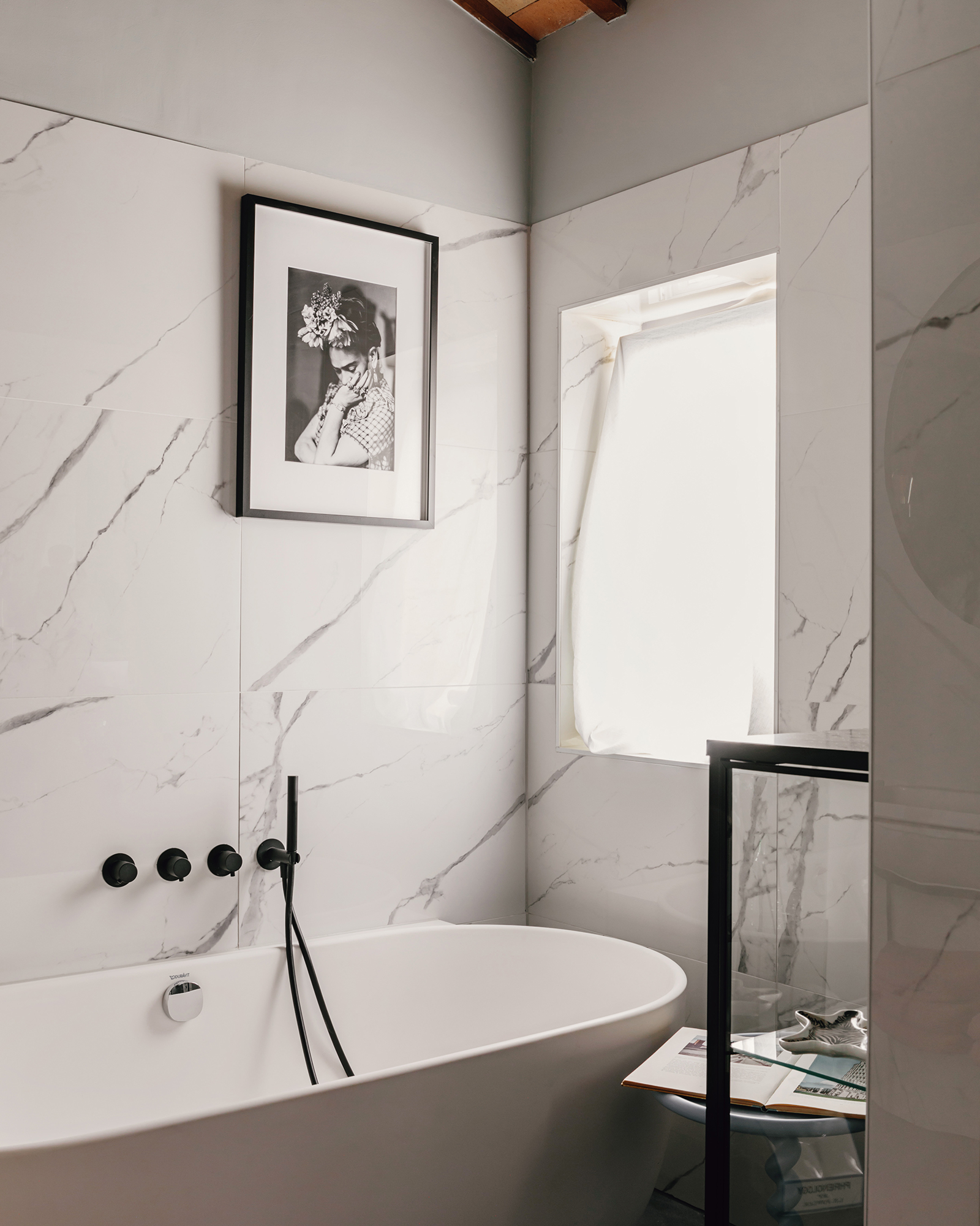 salle de bain marbre blanc avec poutres décoration contemporaine maison en pierres Italie avec piscine rénovée dans les Marches salle de bain marbre blanc avec poutres décoration contemporaine maison en pierres Italie avec piscine rénovée dans les Marches