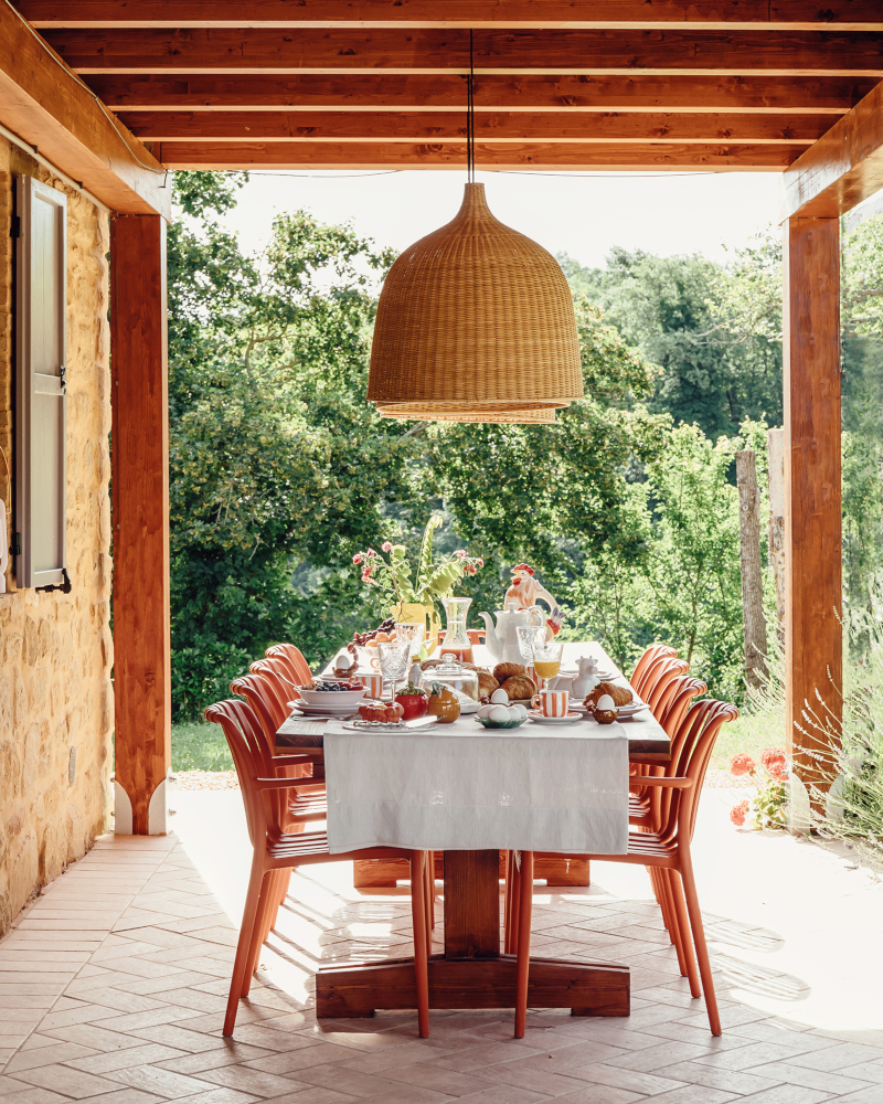 terrasse couverte avec salle à manger d terrasse couverte avec salle à manger d'été maison en pierres Italie avec piscine rénovée dans les Marches