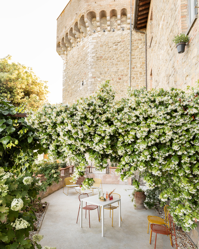 terrasse avec treille appartement design en Italie dans un bâtiment ancien en pierres