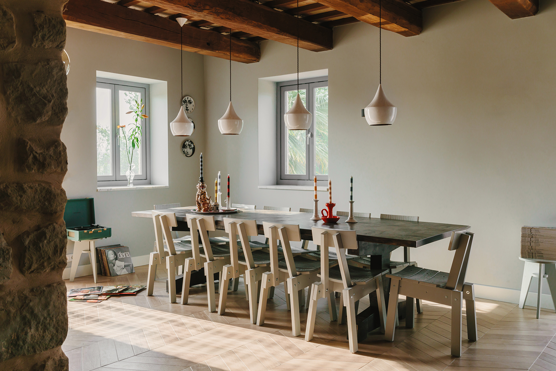 salle à manger avec poutres décoration contemporaine maison en pierres Italie avec piscine rénovée dans les Marches salle à manger avec poutres décoration contemporaine maison en pierres Italie avec piscine rénovée dans les Marches