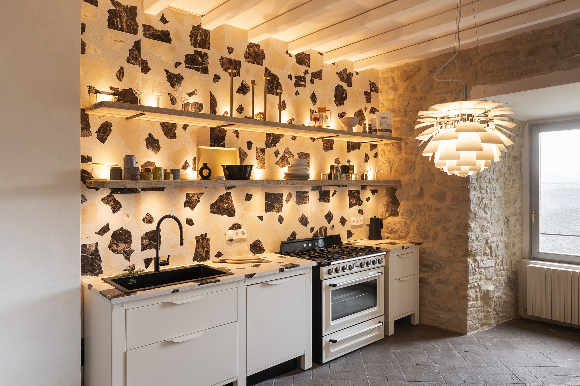 cuisine sol terre cuite appartement design en Italie dans un bâtiment ancien en pierres