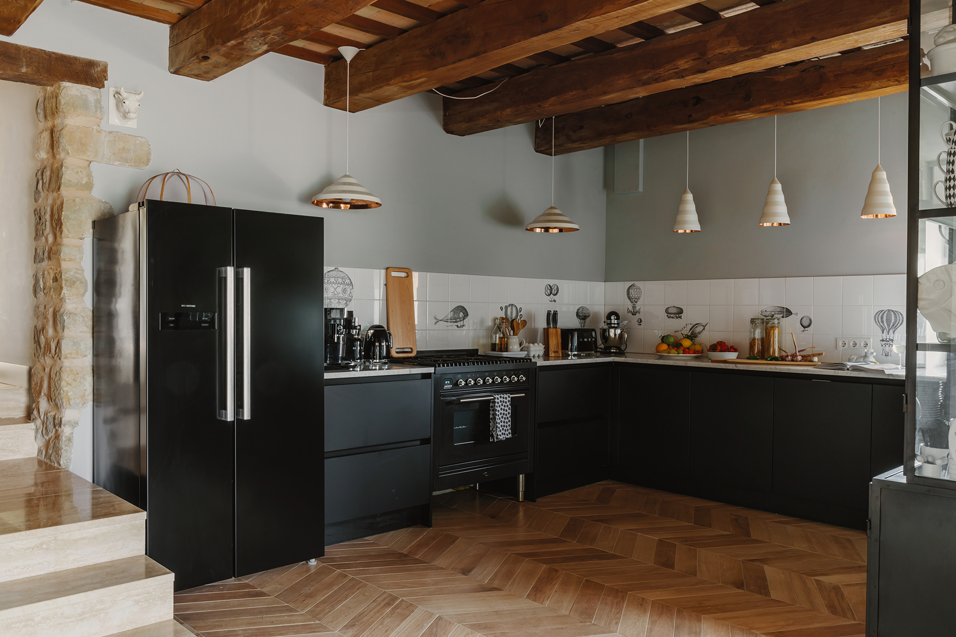 cuisine design noire avec poutres décoration contemporaine maison en pierres Italie avec piscine rénovée dans les Marches cuisine design noire avec poutres décoration contemporaine maison en pierres Italie avec piscine rénovée dans les Marches