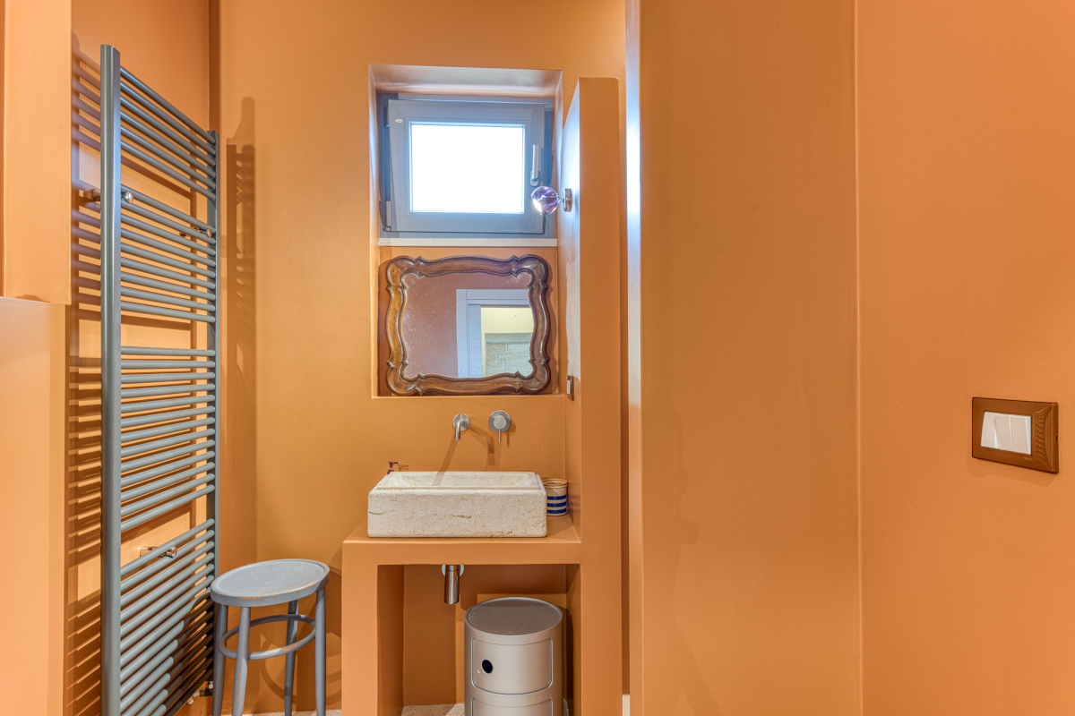 salle de bain orange maison de campagne Pouilles décoration rustique salle de bain orange maison de campagne Pouilles décoration rustique