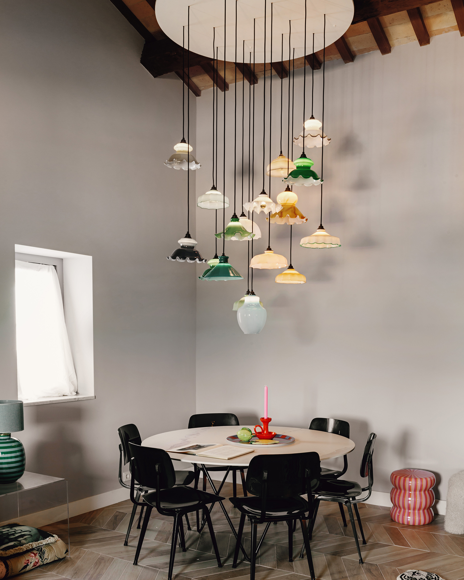 salle à manger avec poutres décoration contemporaine maison en pierres Italie avec piscine rénovée dans les Marches salle à manger avec poutres décoration contemporaine maison en pierres Italie avec piscine rénovée dans les Marches