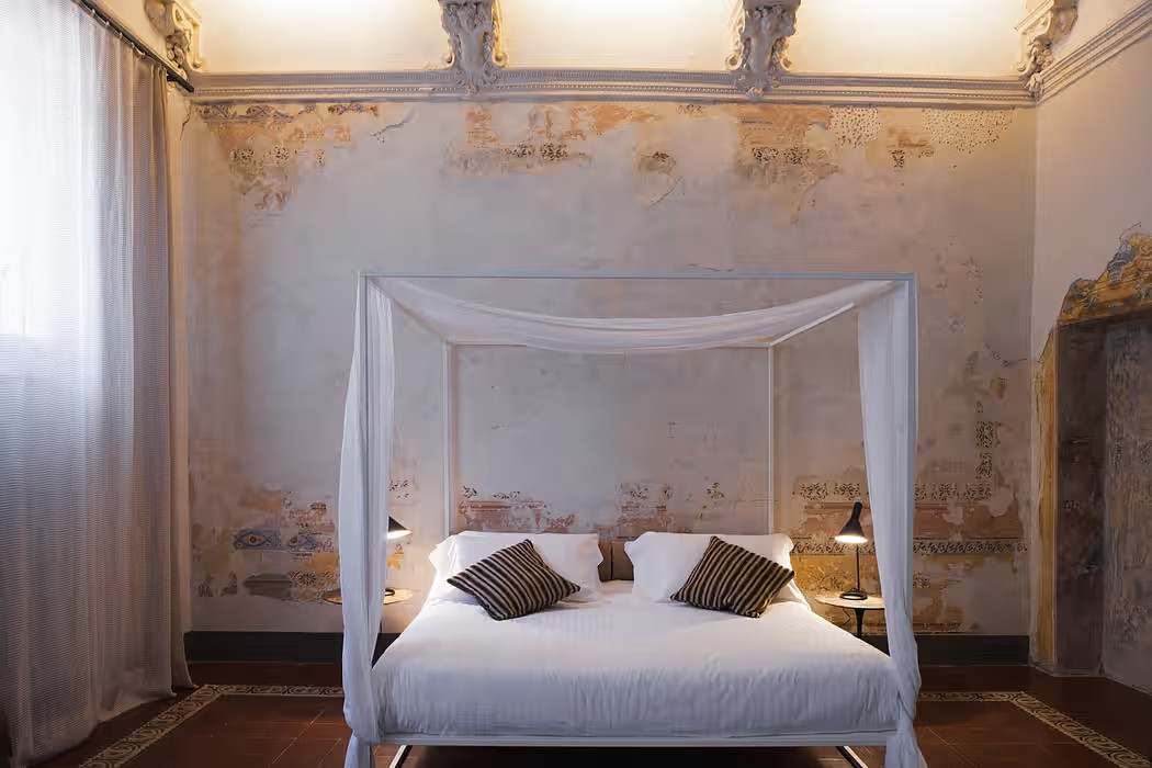 chambre lit baldaquin design blanc maison médiévale rénovée Casatorre dei Leoni Sienne Italie chambre lit baldaquin design blanc maison médiévale rénovée Casatorre dei Leoni Sienne Italie