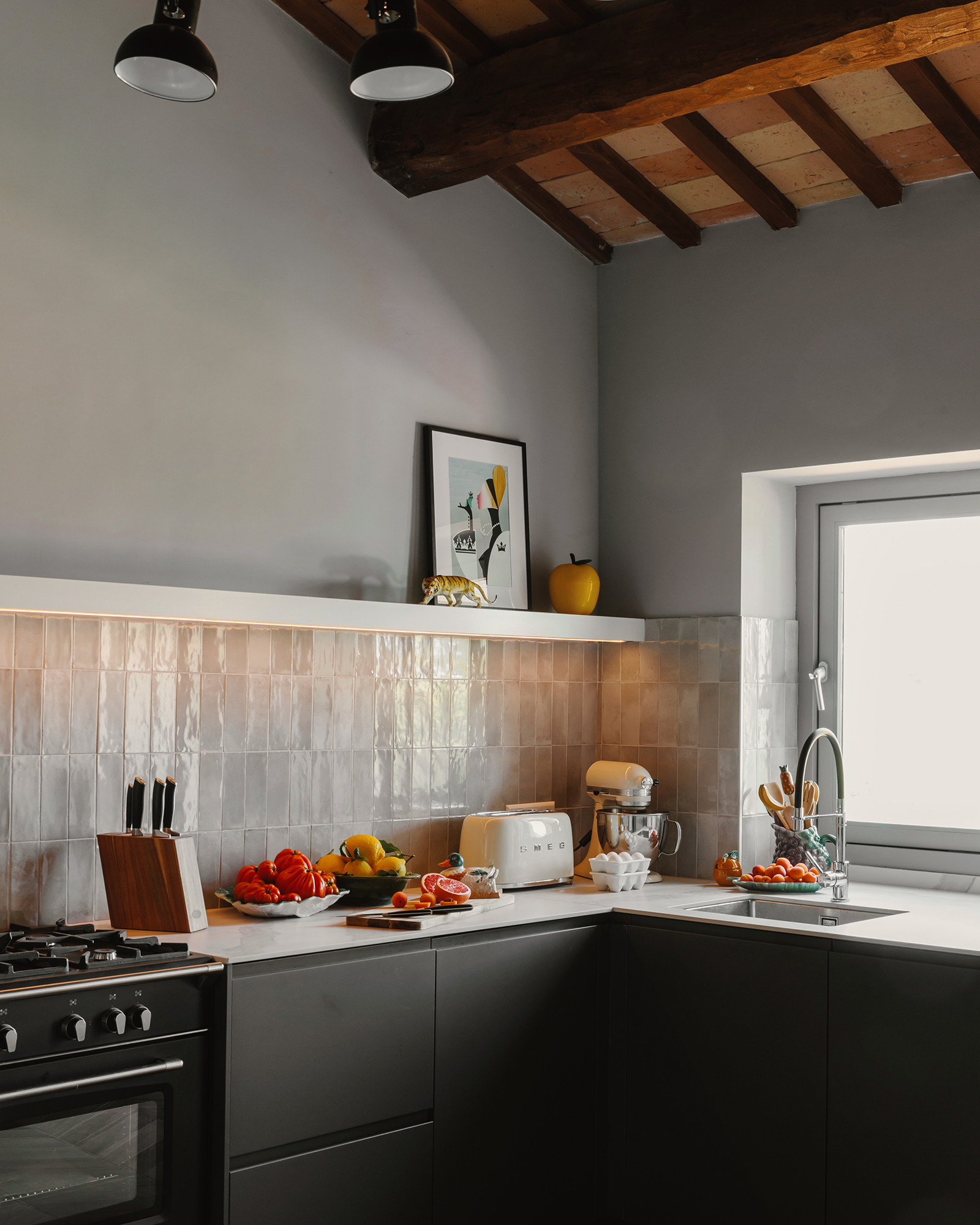 cuisine design noire avec poutres décoration contemporaine maison en pierres Italie avec piscine rénovée dans les Marches cuisine design noire avec poutres décoration contemporaine maison en pierres Italie avec piscine rénovée dans les Marches