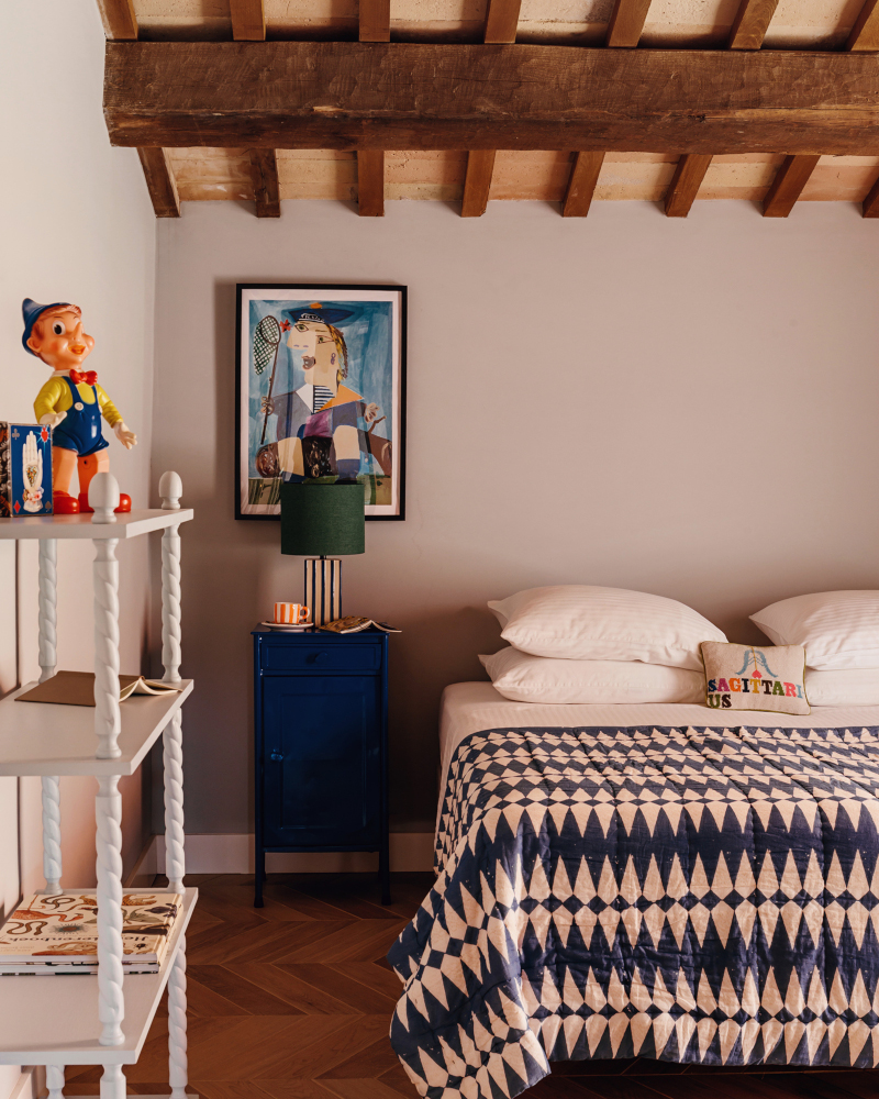 chambre avec poutres décoration contemporaine maison en pierres Italie avec piscine rénovée dans les Marches chambre avec poutres décoration contemporaine maison en pierres Italie avec piscine rénovée dans les Marches