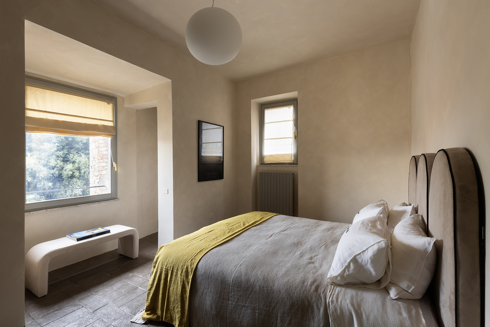 chambre sol terre cuite appartement design en Italie dans un bâtiment ancien en pierres