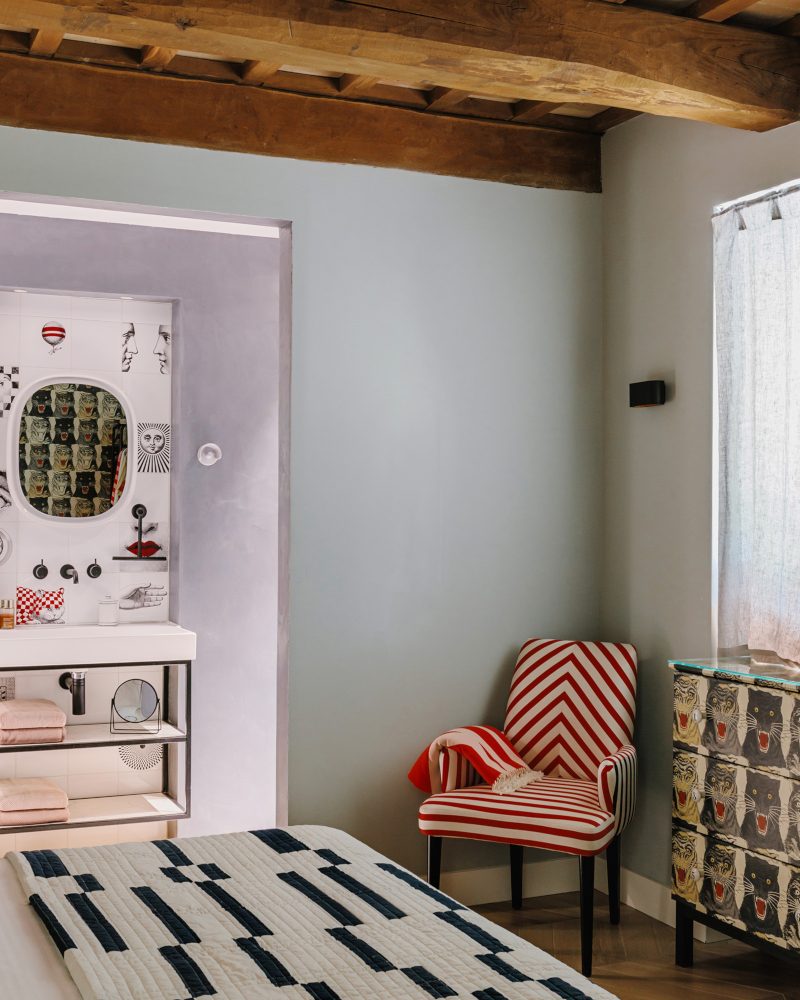 chambre avec poutres décoration contemporaine maison en pierres Italie avec piscine rénovée dans les Marches chambre avec poutres décoration contemporaine maison en pierres Italie avec piscine rénovée dans les Marches