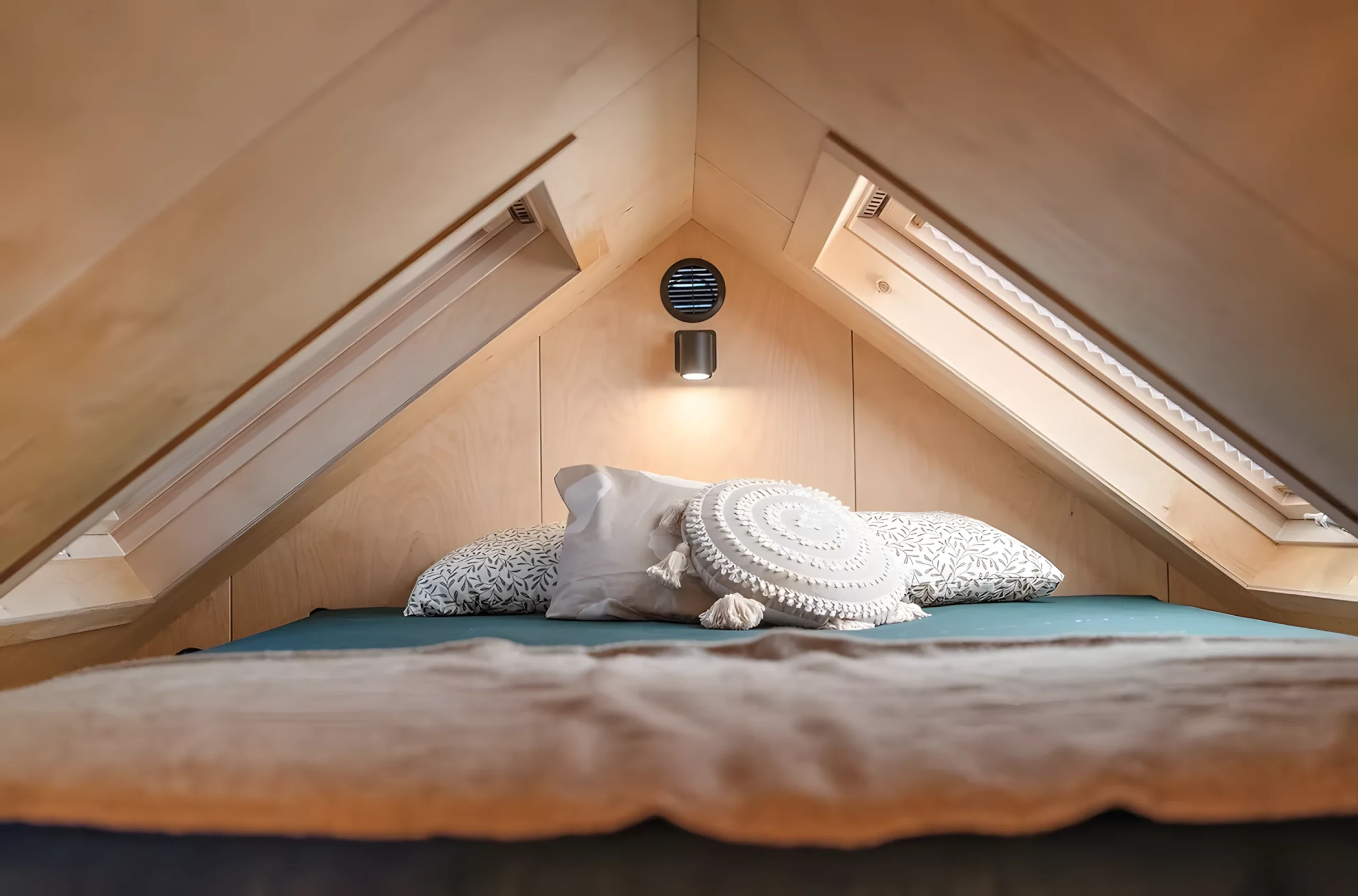 chambre mansardée mini maison mobile par Vagabond Haven chambre mansardée mini maison mobile par Vagabond Haven