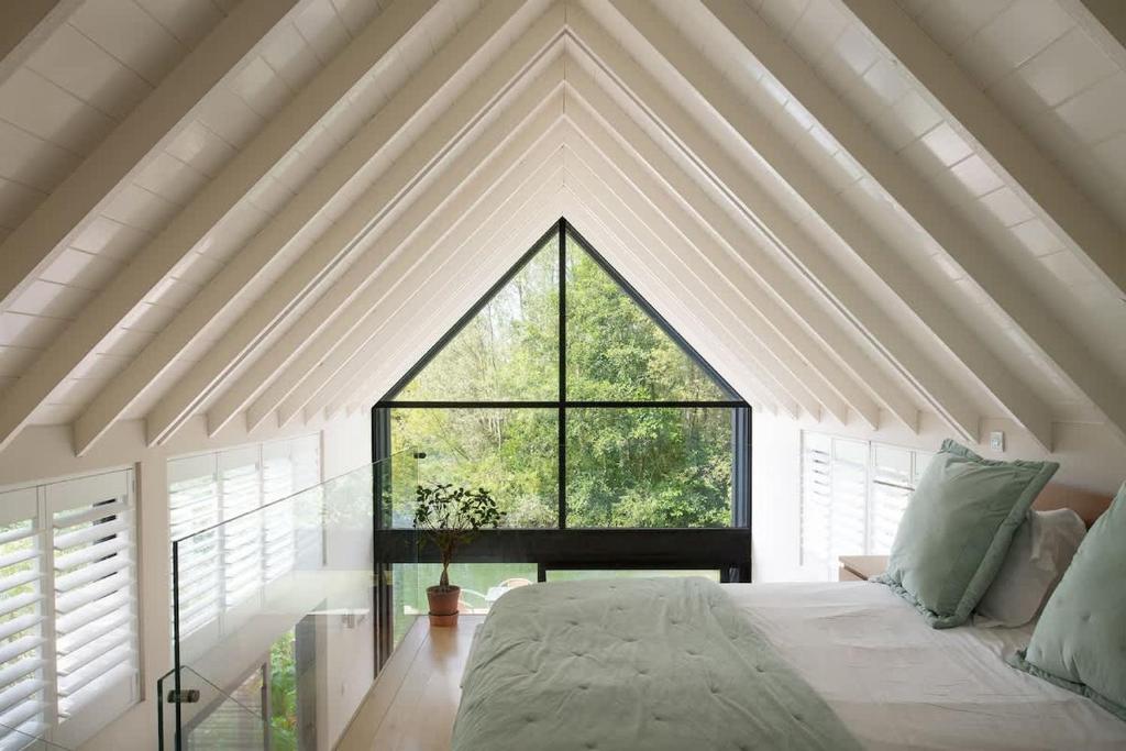 chambre sur mezzanine décoration contemporaine petite maison contemporaine avec pignon vitré au bord de l chambre sur mezzanine décoration contemporaine petite maison contemporaine avec pignon vitré au bord de l'eau