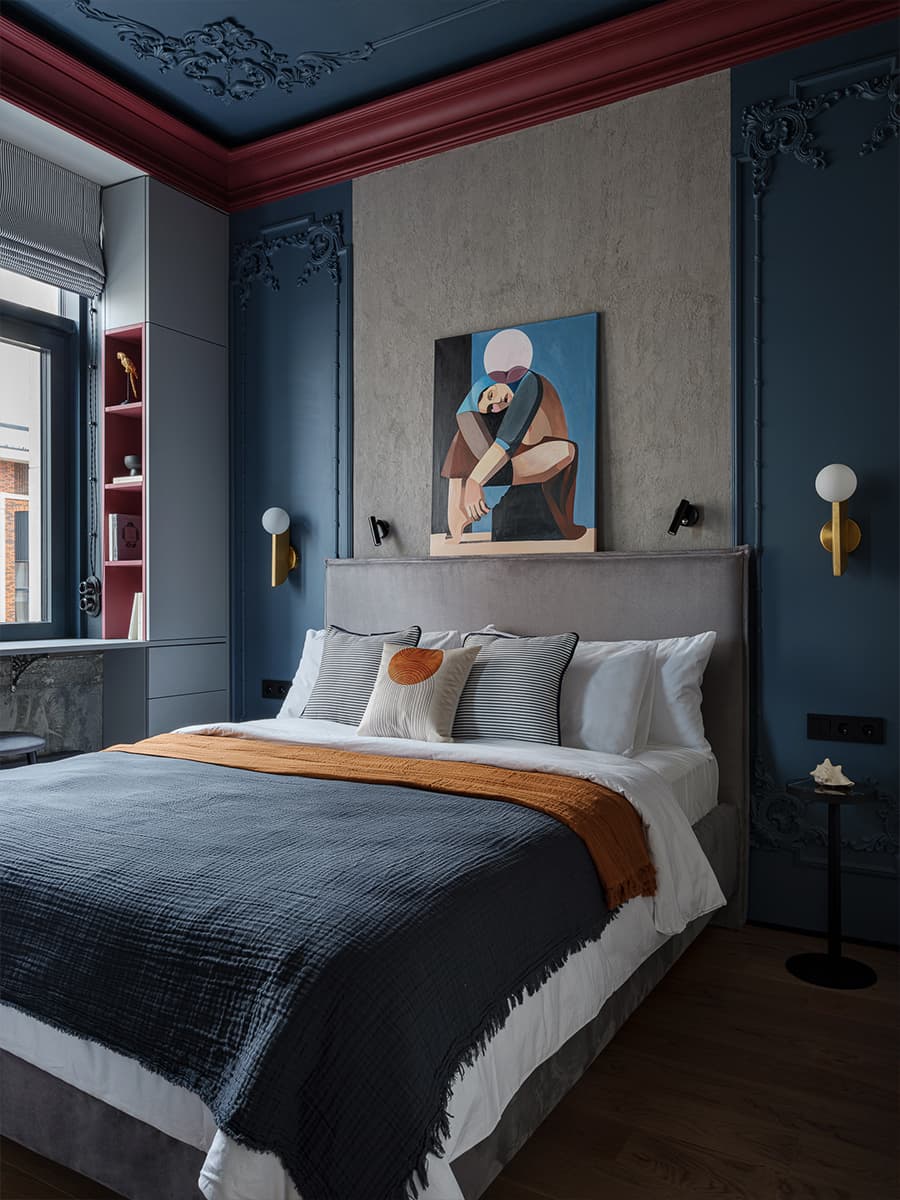 chambre murs bleus plafond moulures rouge cerise deux-pièces de 41m2 décoration contemporaine chambre murs bleus plafond moulures rouge cerise deux-pièces de 41m2 décoration contemporaine