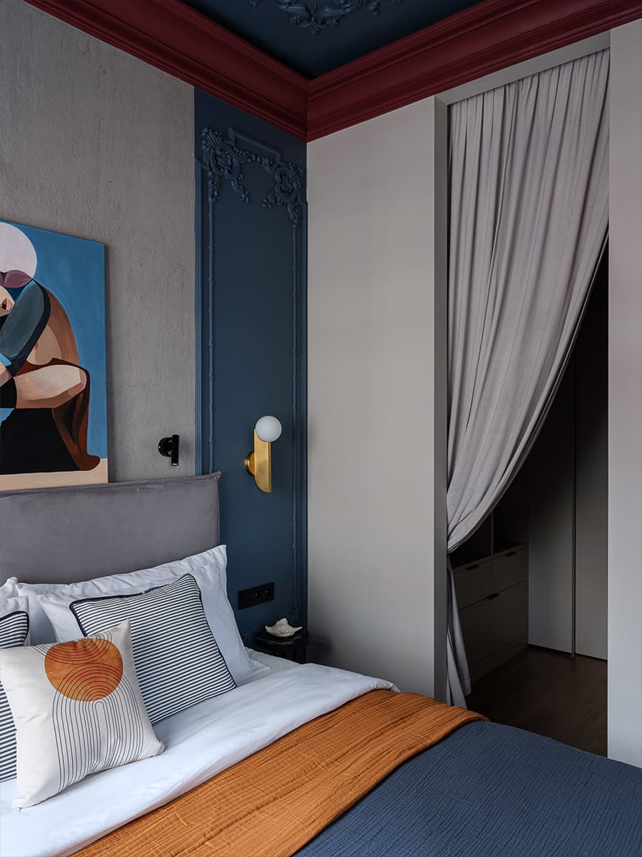 chambre murs bleus plafond moulures rouge cerise deux-pièces de 41m2 décoration contemporaine chambre murs bleus plafond moulures rouge cerise deux-pièces de 41m2 décoration contemporaine