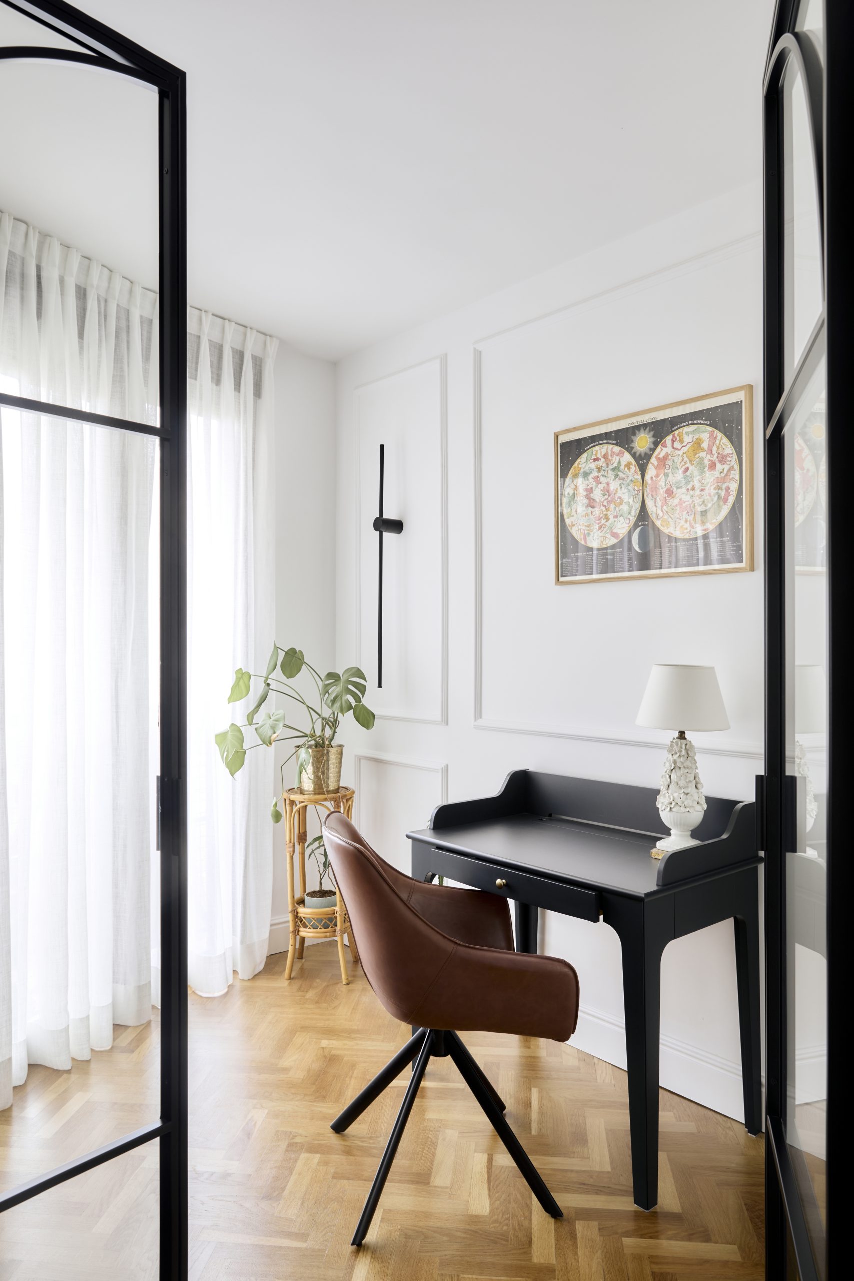 espace bureau décoration contemporaine avec portes vitrées acier noir