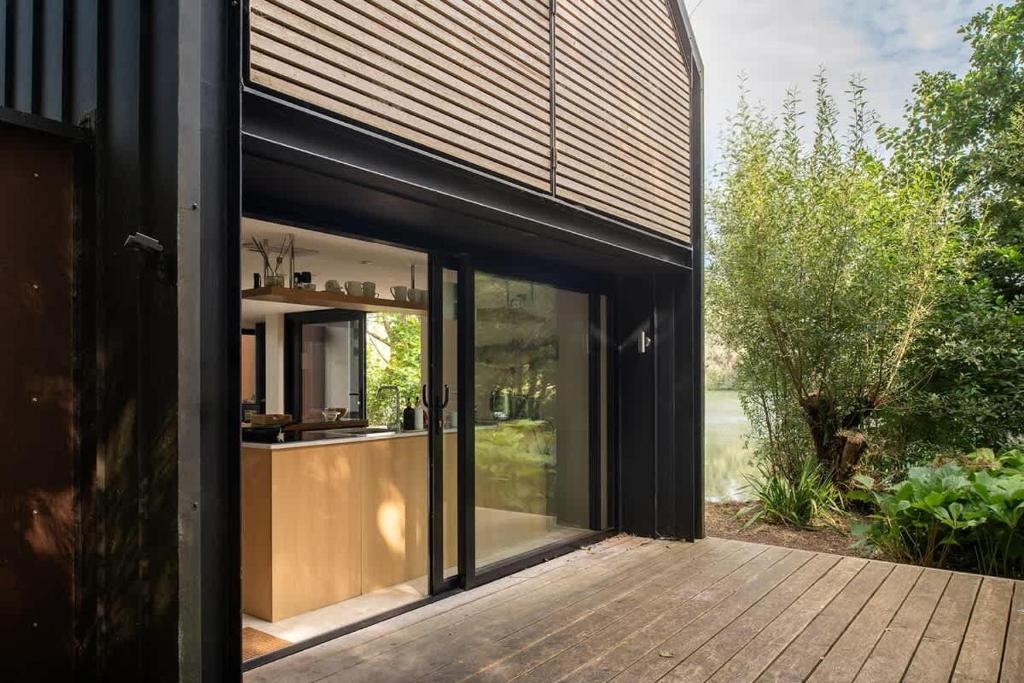 terrasse bois petite maison contemporaine avec pignon vitré au bord de l terrasse bois petite maison contemporaine avec pignon vitré au bord de l'eau