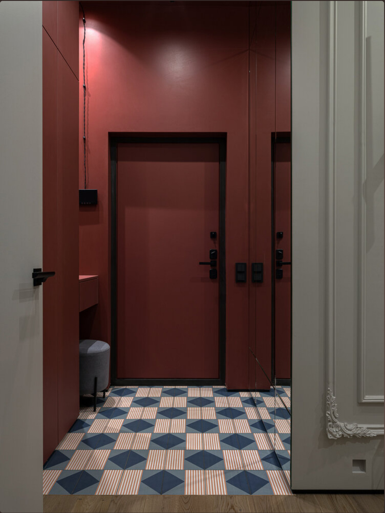 entrée avec carrelage à motif et murs rouge cerise entrée avec carrelage à motif et murs rouge cerise