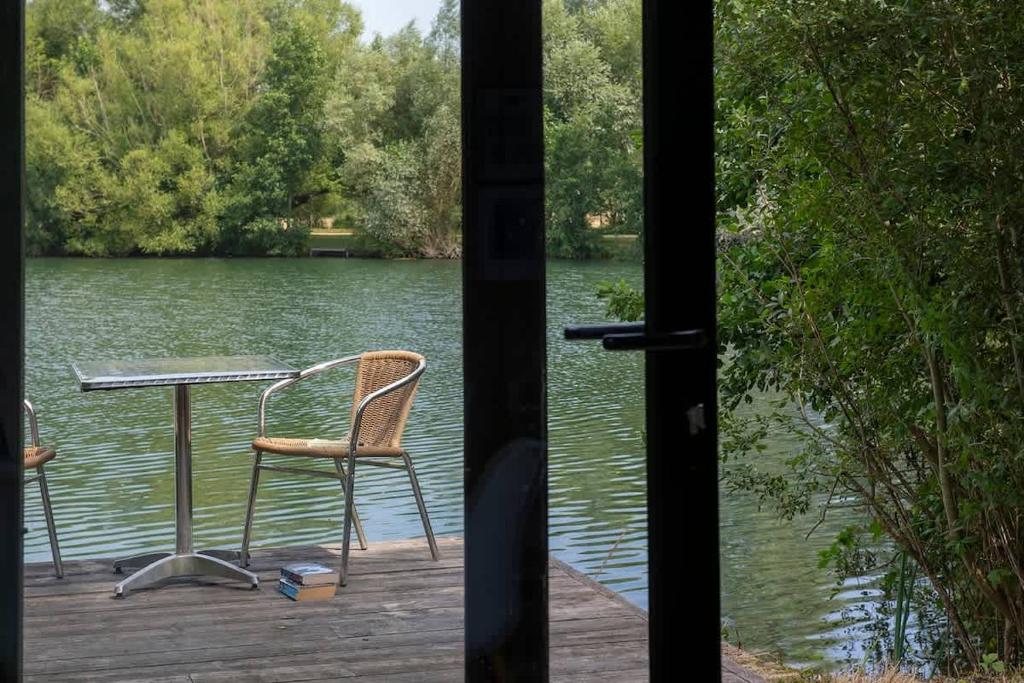 petite maison contemporaine avec pignon vitré au bord de l petite maison contemporaine avec pignon vitré au bord de l'eau