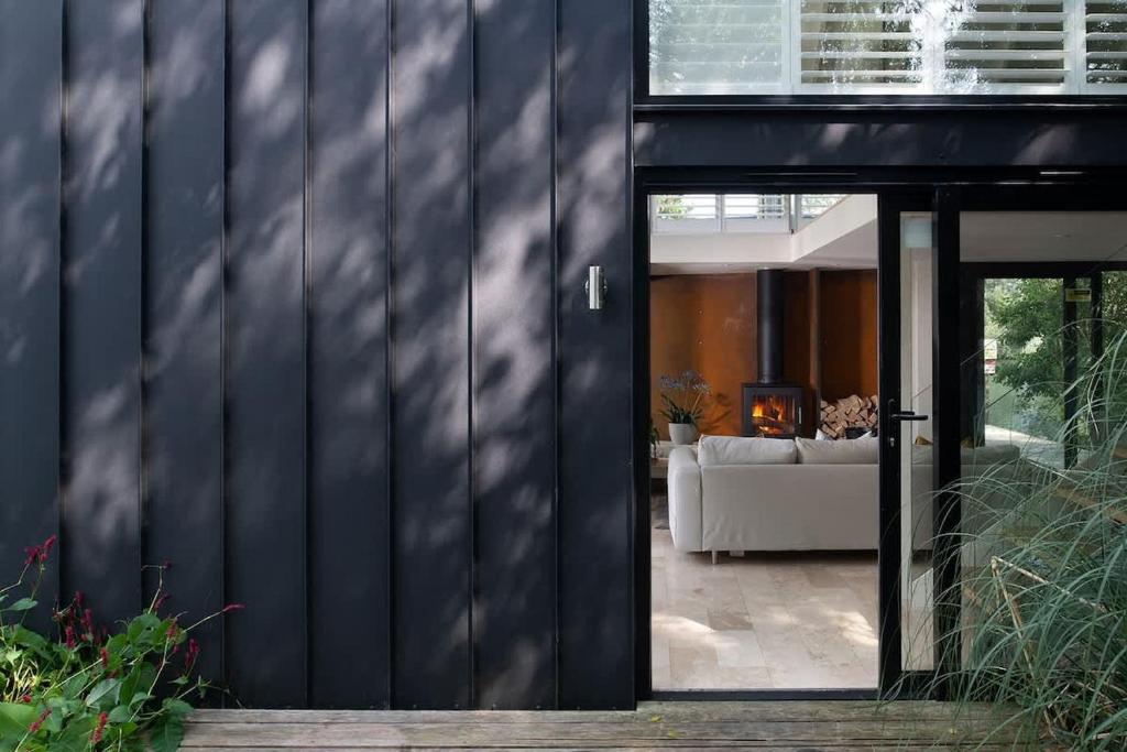 petite maison contemporaine avec pignon vitré au bord de l petite maison contemporaine avec pignon vitré au bord de l'eau