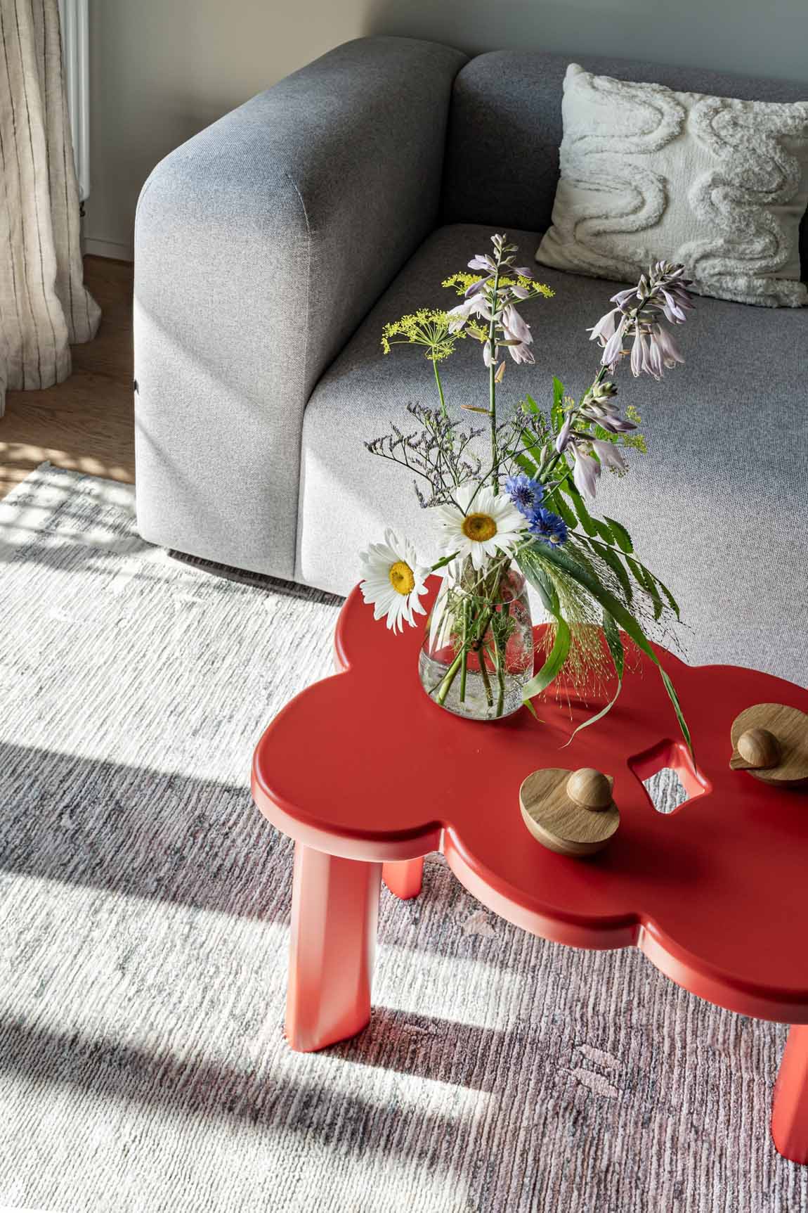 salon avec table basse rouge appartement 62m2 décoration colorée salon avec table basse rouge appartement 62m2 décoration colorée