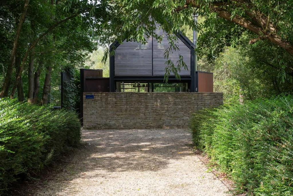 petite maison contemporaine avec pignon vitré au bord de l petite maison contemporaine avec pignon vitré au bord de l'eau