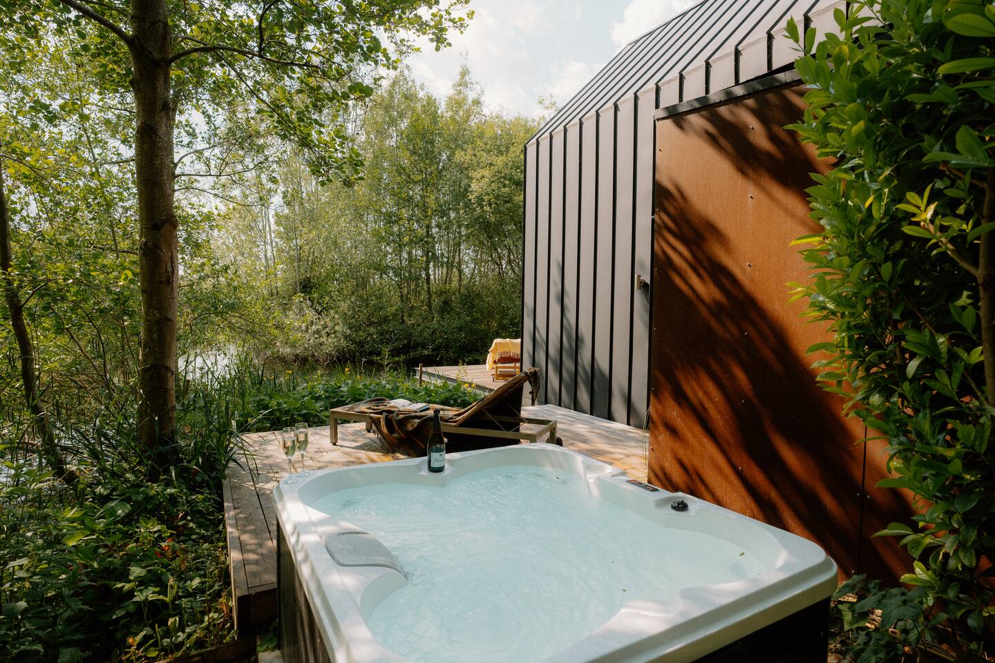 terrasse avec jacuzzi petite maison contemporaine avec pignon vitré au bord de l terrasse avec jacuzzi petite maison contemporaine avec pignon vitré au bord de l'eau