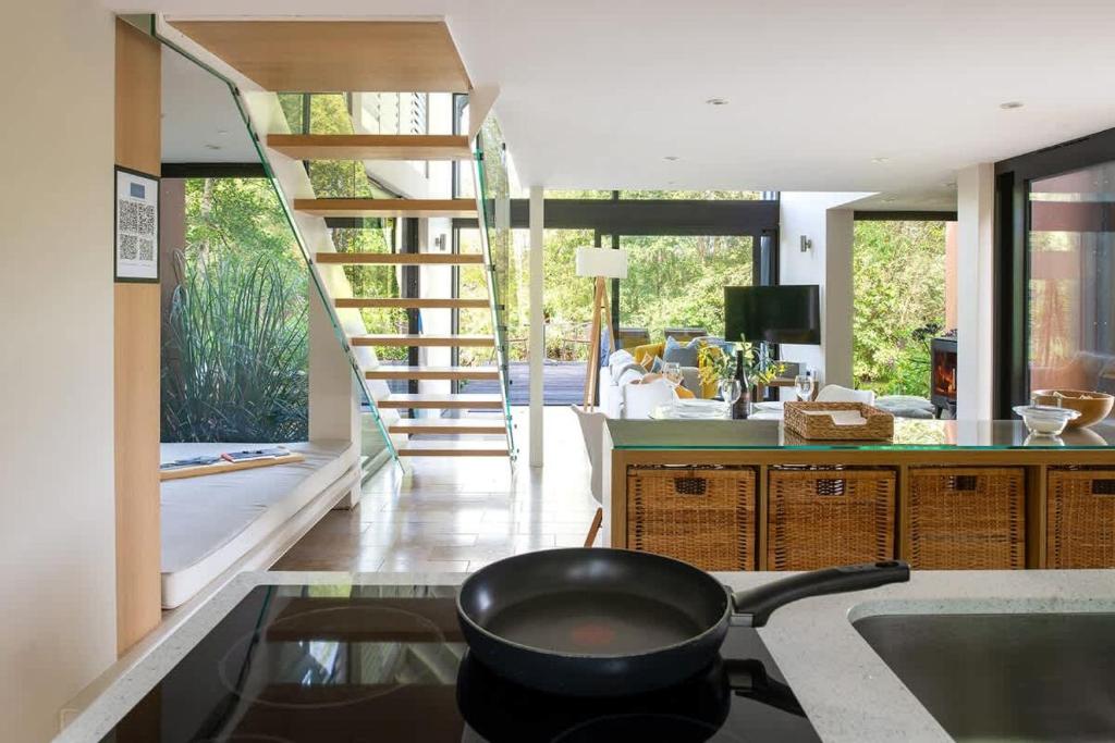 cuisine et salon décoration contemporaine petite maison contemporaine avec pignon vitré au bord de l cuisine et salon décoration contemporaine petite maison contemporaine avec pignon vitré au bord de l'eau