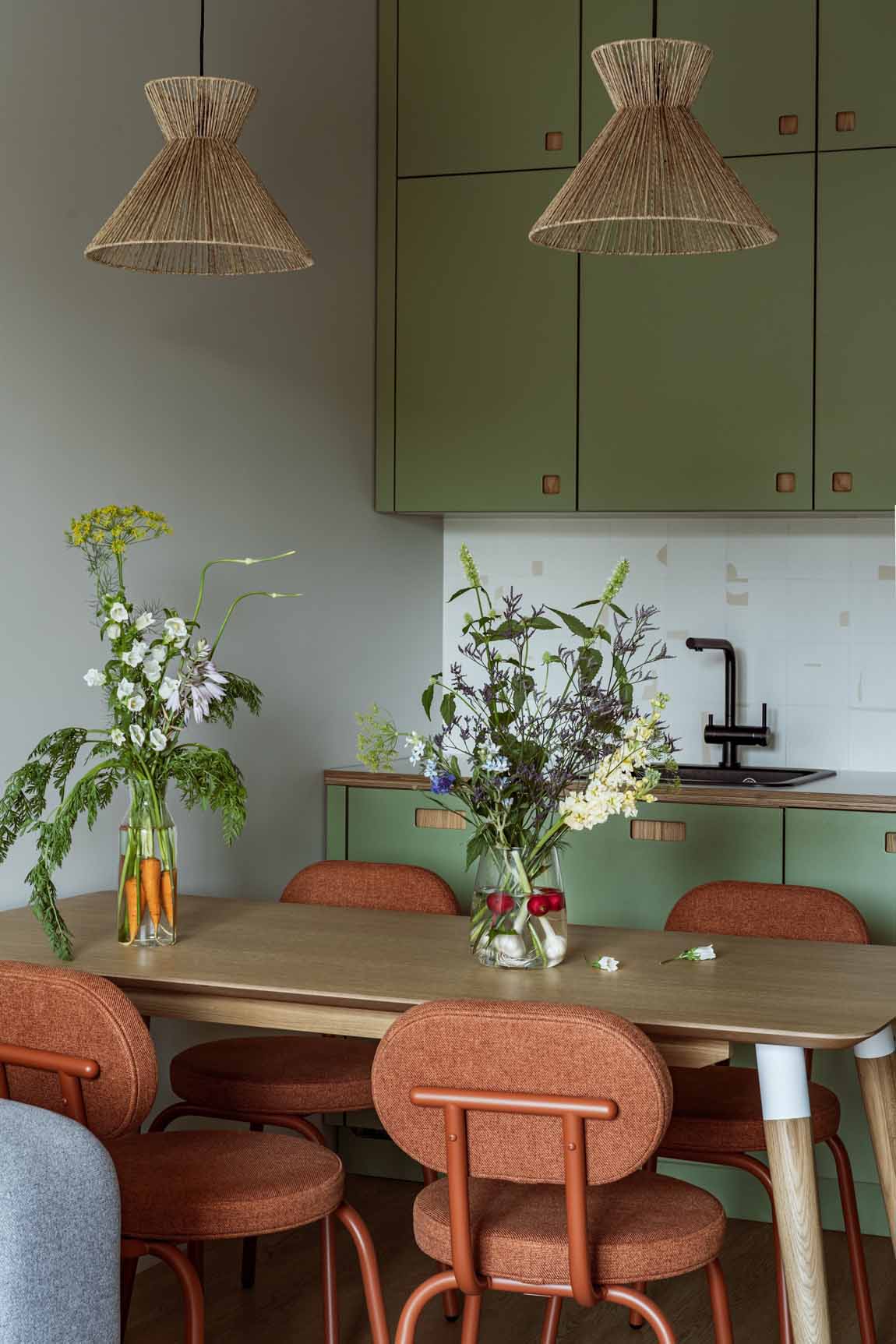cuisine ouverte verte appartement 62m2 décoration colorée cuisine ouverte verte appartement 62m2 décoration colorée