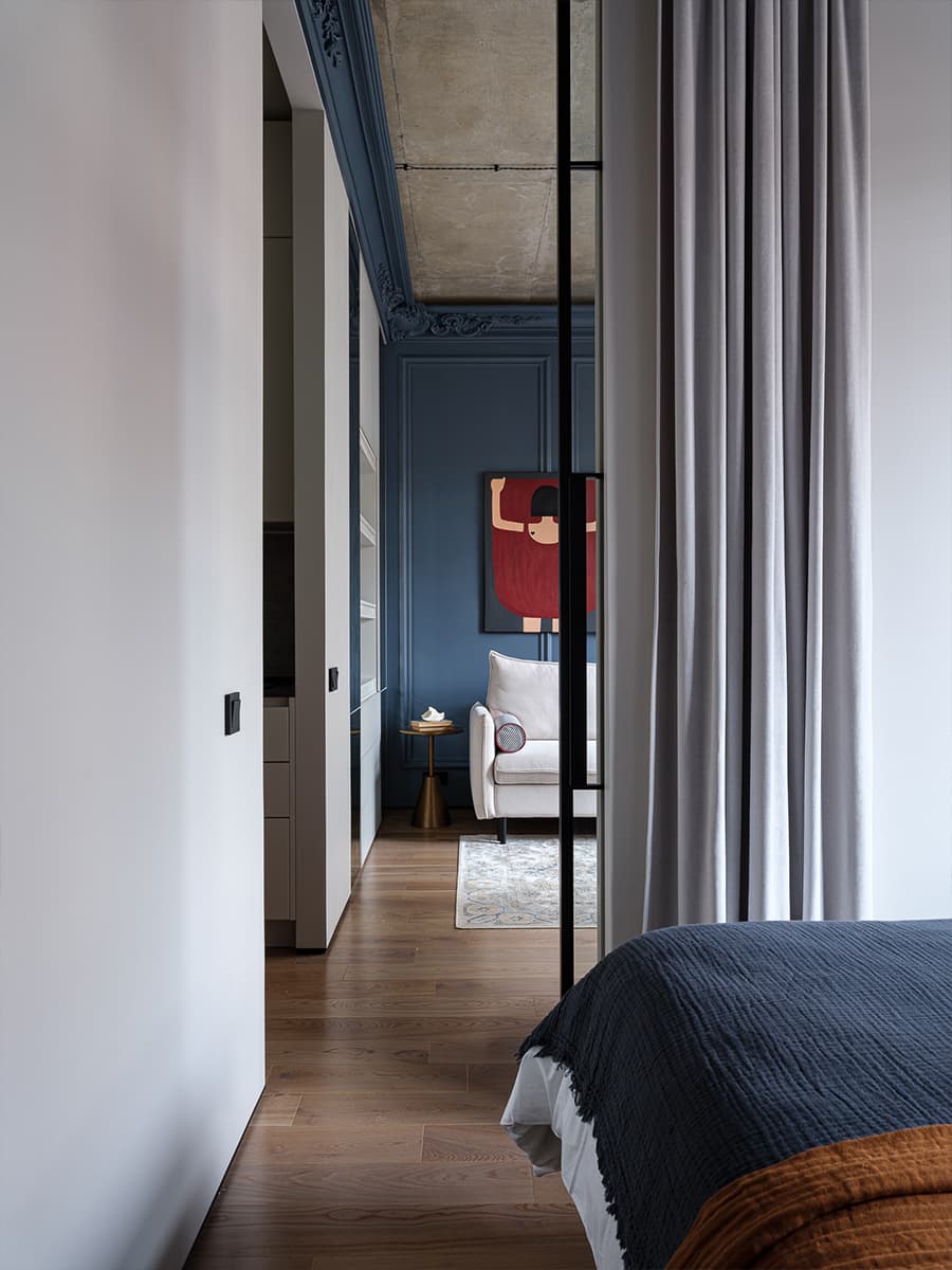 chambre avec porte verrière et salon murs bleus plafond béton deux-pièces de 41m2 décoration contemporaine chambre avec porte verrière et salon murs bleus plafond béton deux-pièces de 41m2 décoration contemporaine