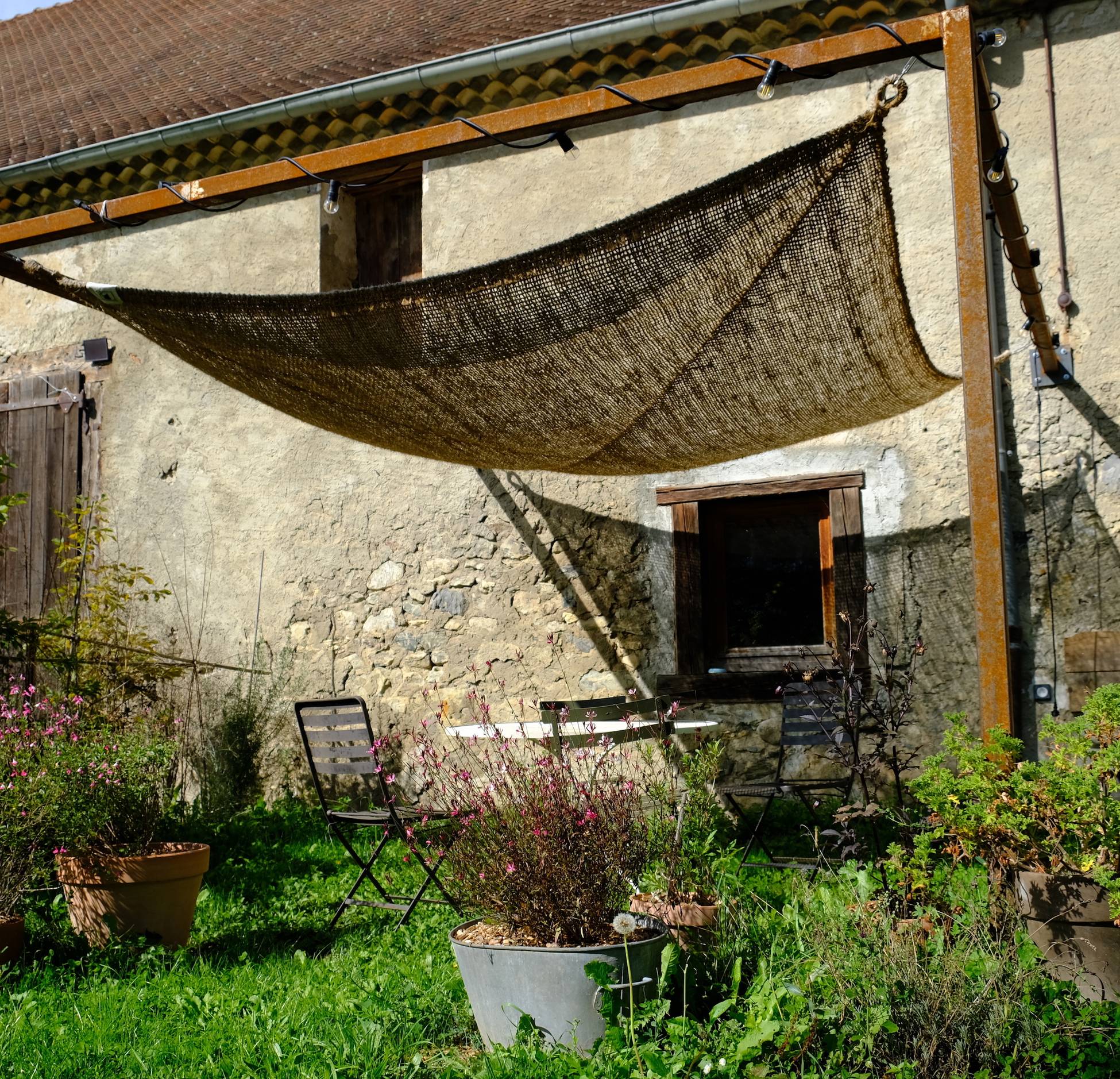 jardin avec ombrière ancienne ferme rénovée Vercors Les Écailles jardin avec ombrière ancienne ferme rénovée Vercors Les Écailles