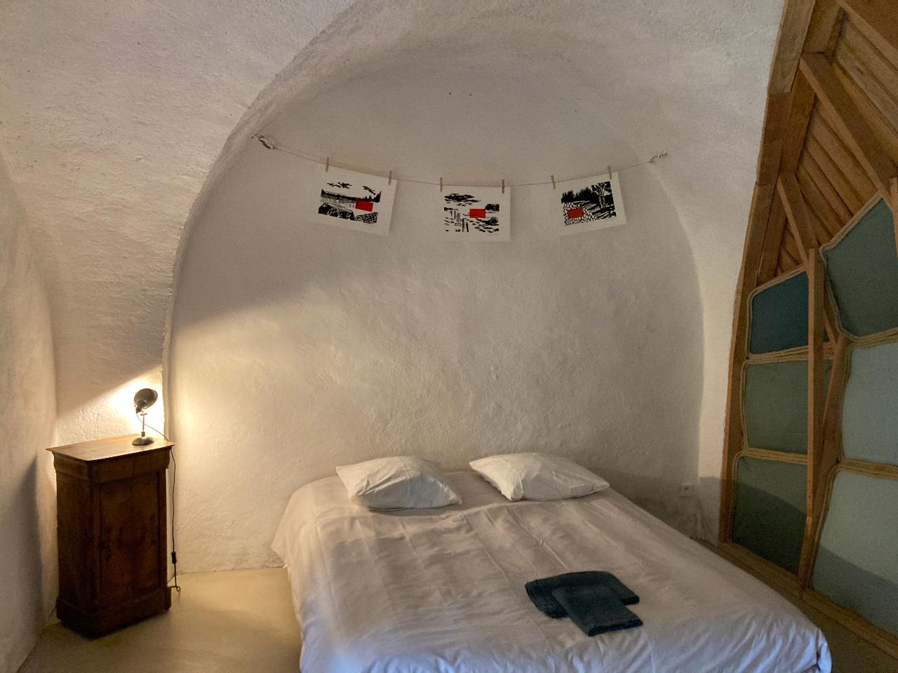 chambre avec voûtes décoration minimaliste ancienne ferme rénovée Vercors Les Écailles chambre avec voûtes décoration minimaliste ancienne ferme rénovée Vercors Les Écailles