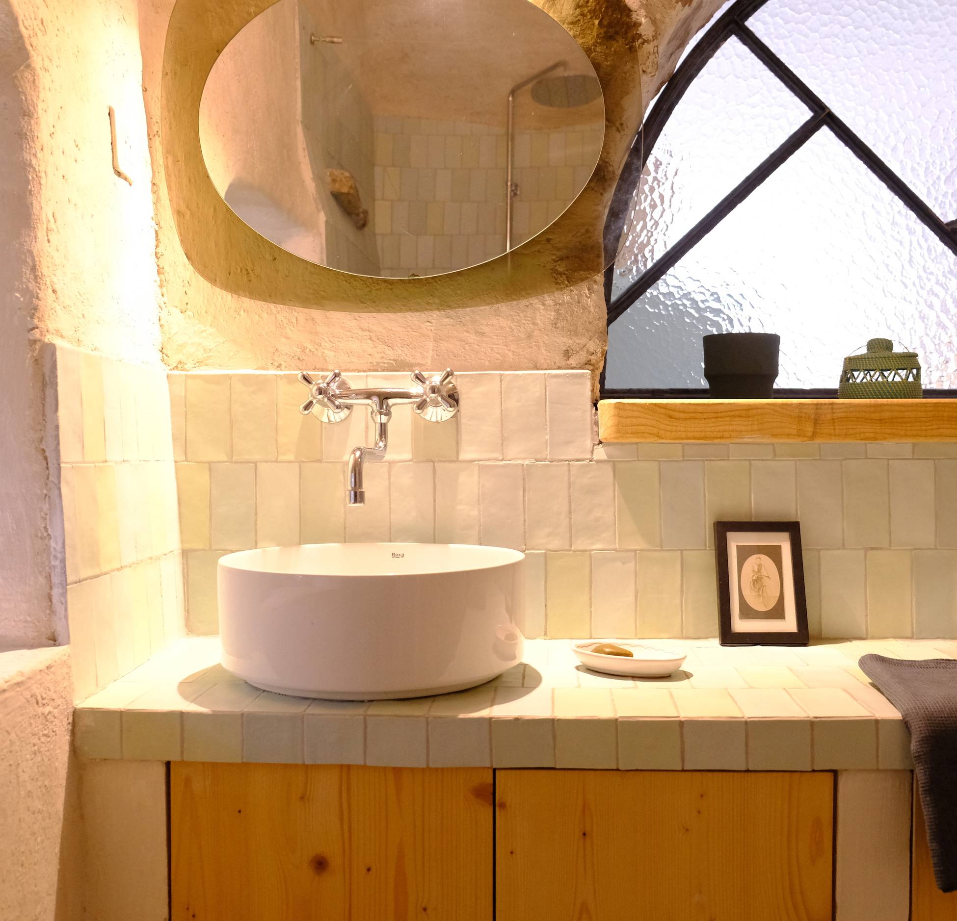 salle de bain avec fenêtre demi lune ancienne ferme rénovée Vercors Les Écailles salle de bain avec fenêtre demi lune ancienne ferme rénovée Vercors Les Écailles