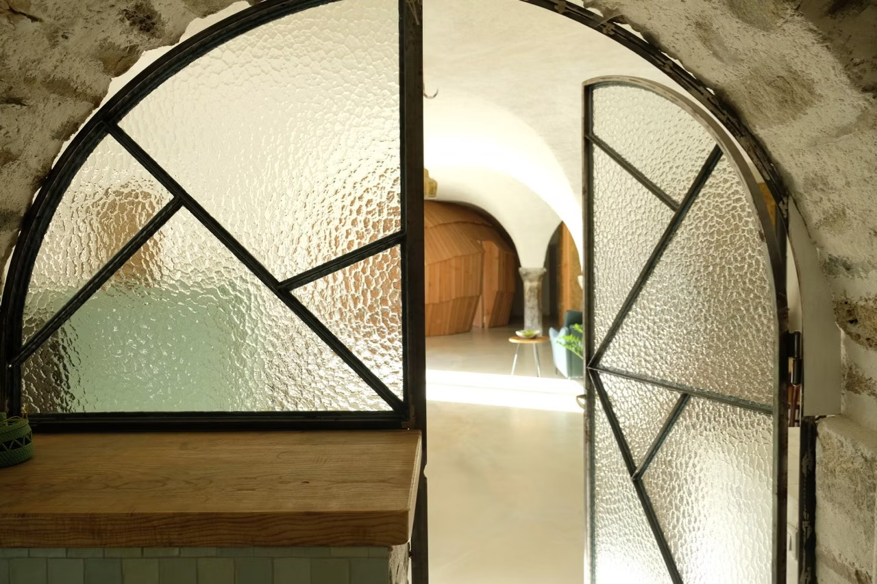 salle de bain avec fenêtre demi lune et porte vitrée ancienne ferme rénovée Vercors Les Écailles salle de bain avec fenêtre demi lune et porte vitrée ancienne ferme rénovée Vercors Les Écailles
