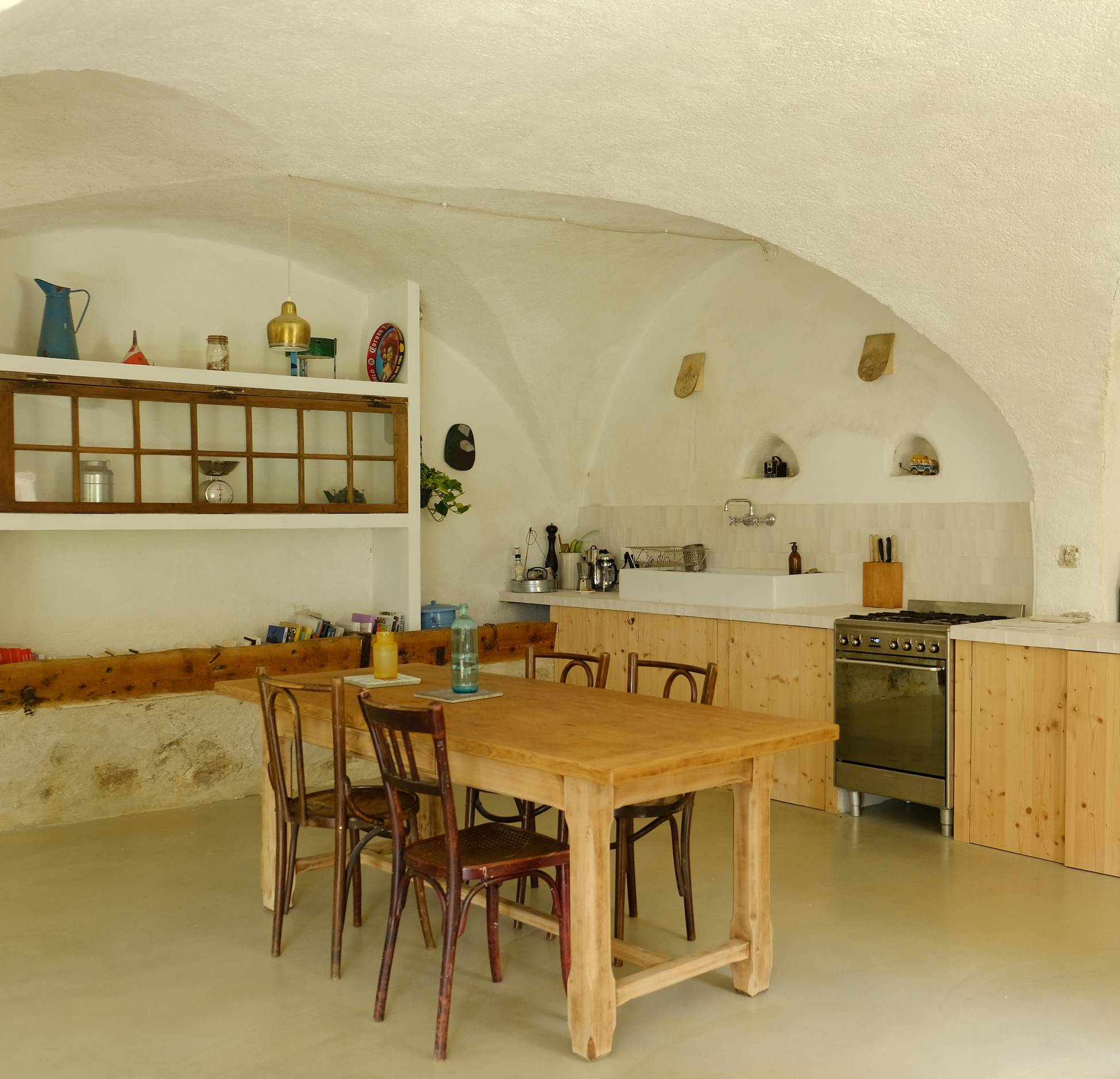 cuisine bois avec voûtes décoration contemporaine ancienne ferme rénovée Vercors Les Écailles cuisine bois avec voûtes décoration contemporaine ancienne ferme rénovée Vercors Les Écailles