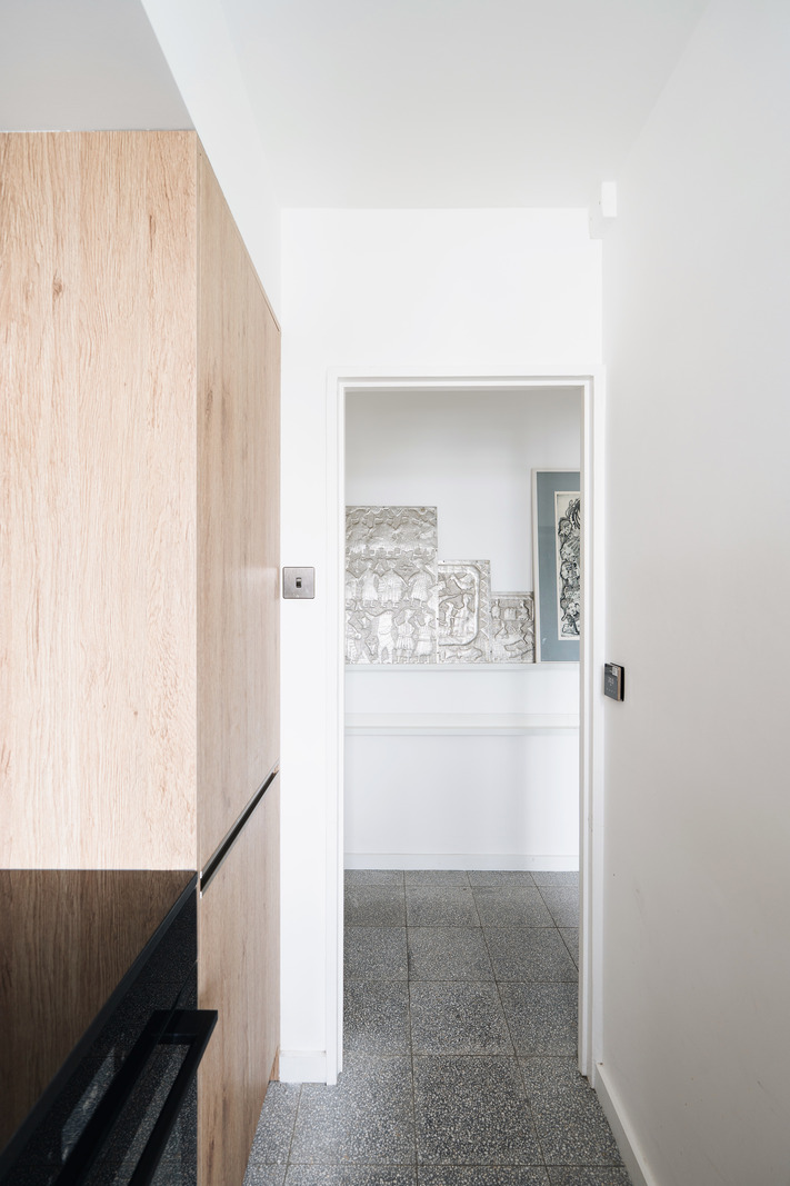 cuisine bois et noir appartement moderniste de 58m2 à Londres décoration design