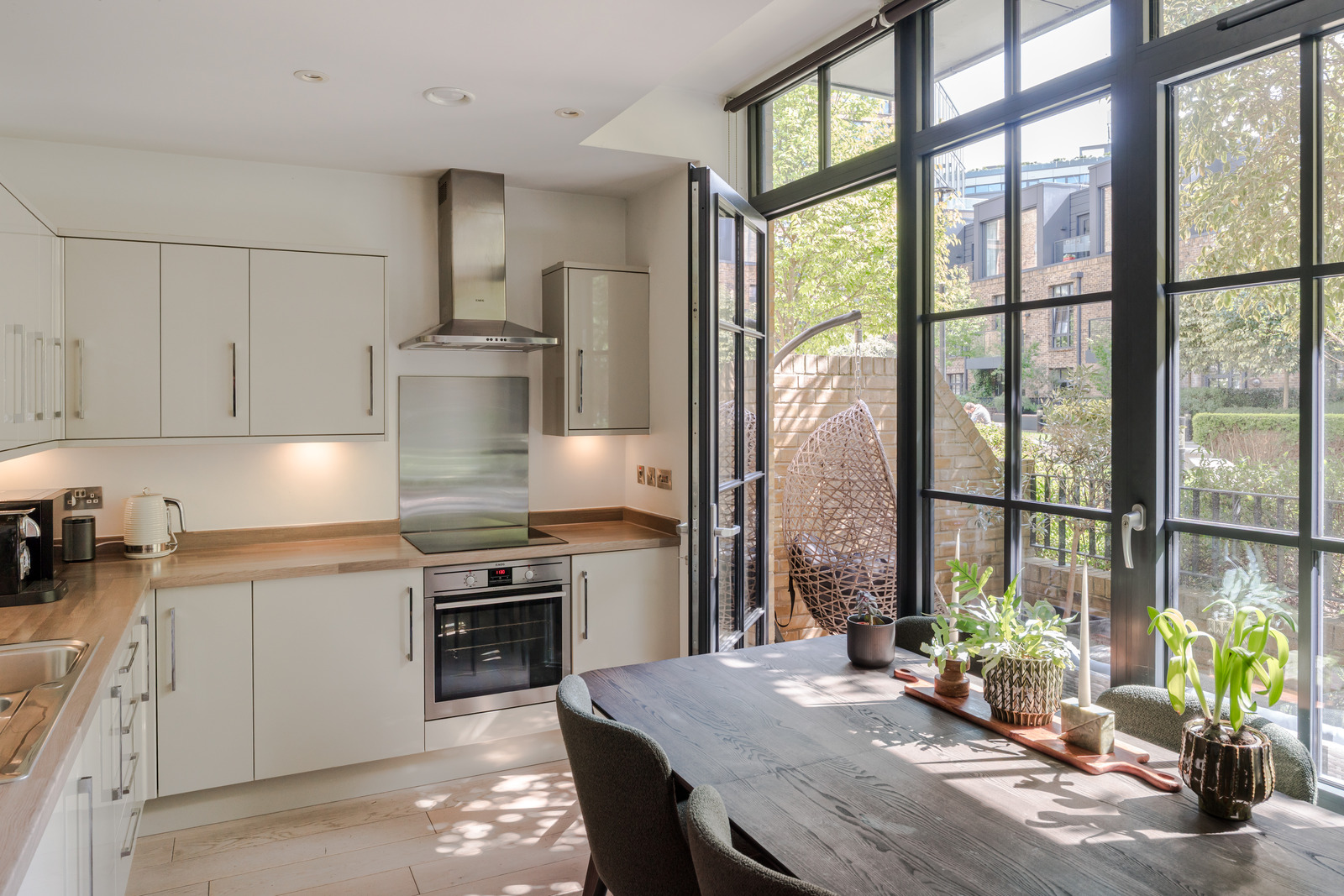 cuisine en L et salle à manger décoration contemporaine tons naturels appartement avec terrasse Londres cuisine en L et salle à manger décoration contemporaine tons naturels appartement avec terrasse Londres