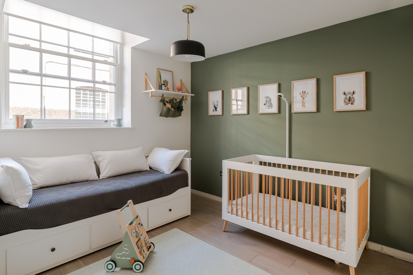 chambre enfant mur vert décoration contemporaine tons naturels appartement avec terrasse Londres chambre enfant mur vert décoration contemporaine tons naturels appartement avec terrasse Londres