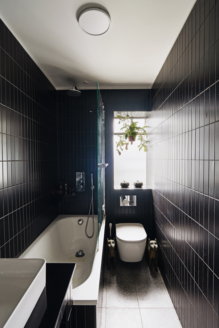 salle de bain carrelage noir appartement moderniste de 58m2 à Londres décoration design