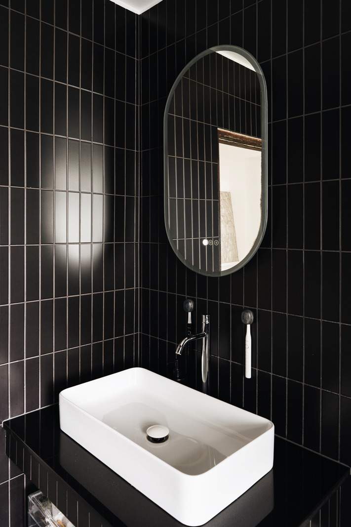 salle de bain carrelage noir appartement moderniste de 58m2 à Londres décoration design