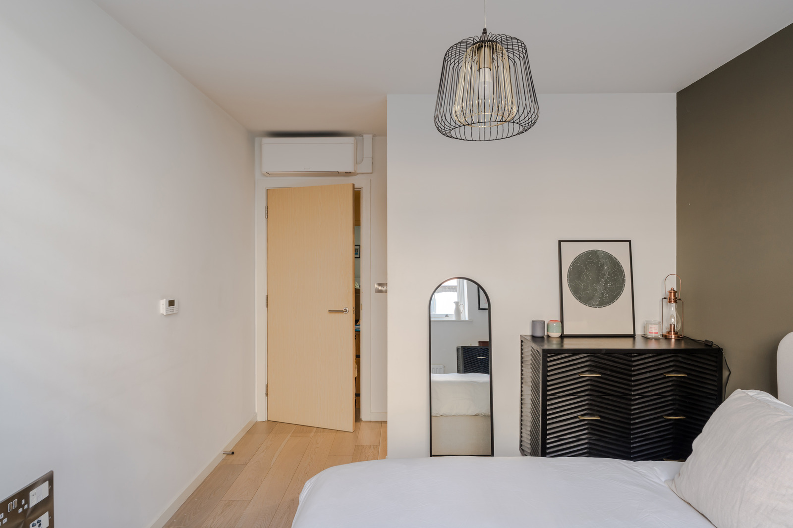 chambre mur marron clair décoration contemporaine tons naturels appartement avec terrasse Londres chambre mur marron clair décoration contemporaine tons naturels appartement avec terrasse Londres