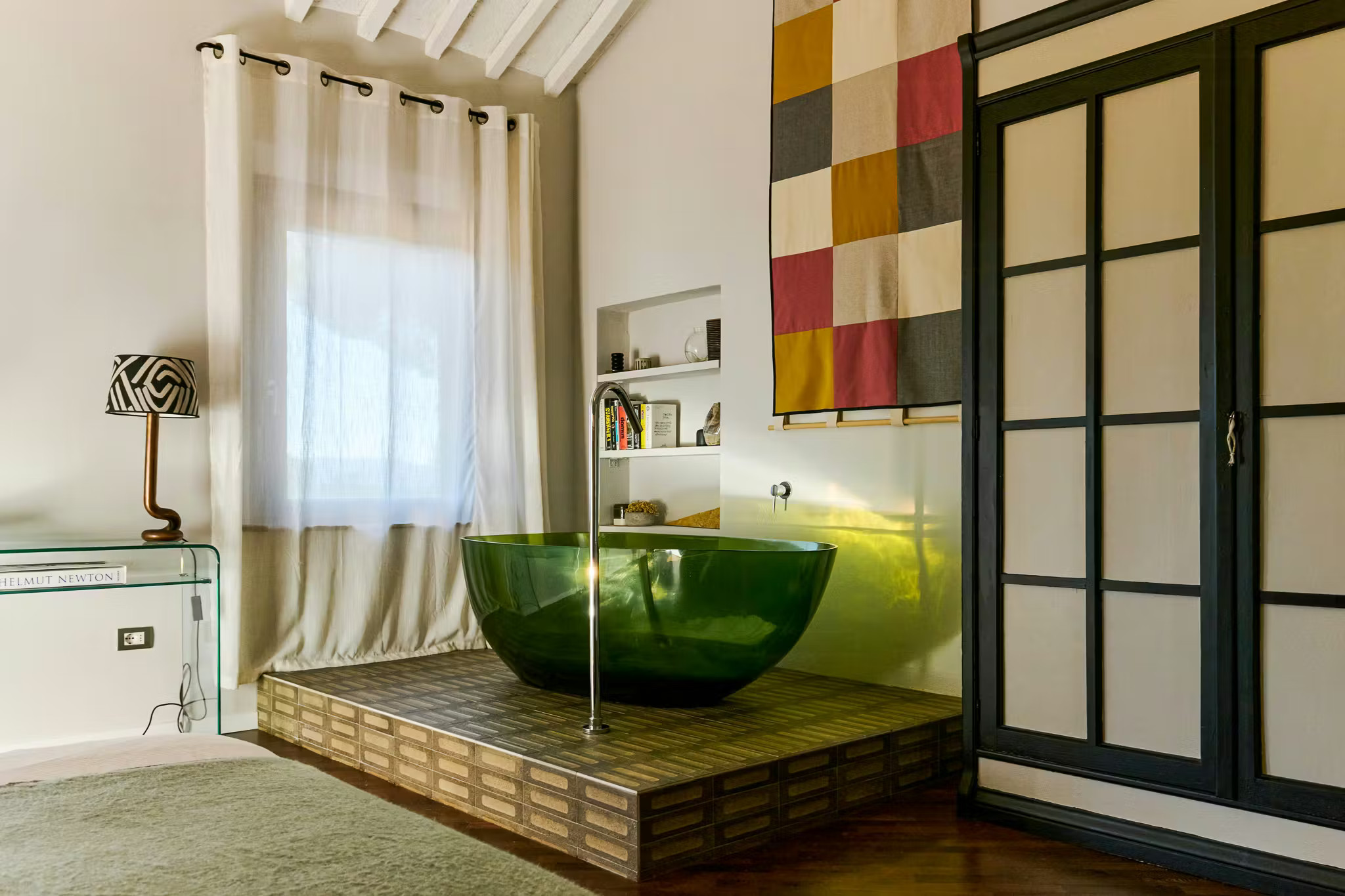 chambre avec baignoire transparente verte maison ancienne rénovée Italie Villa Mamo chambre avec baignoire transparente verte maison ancienne rénovée Italie Villa Mamo