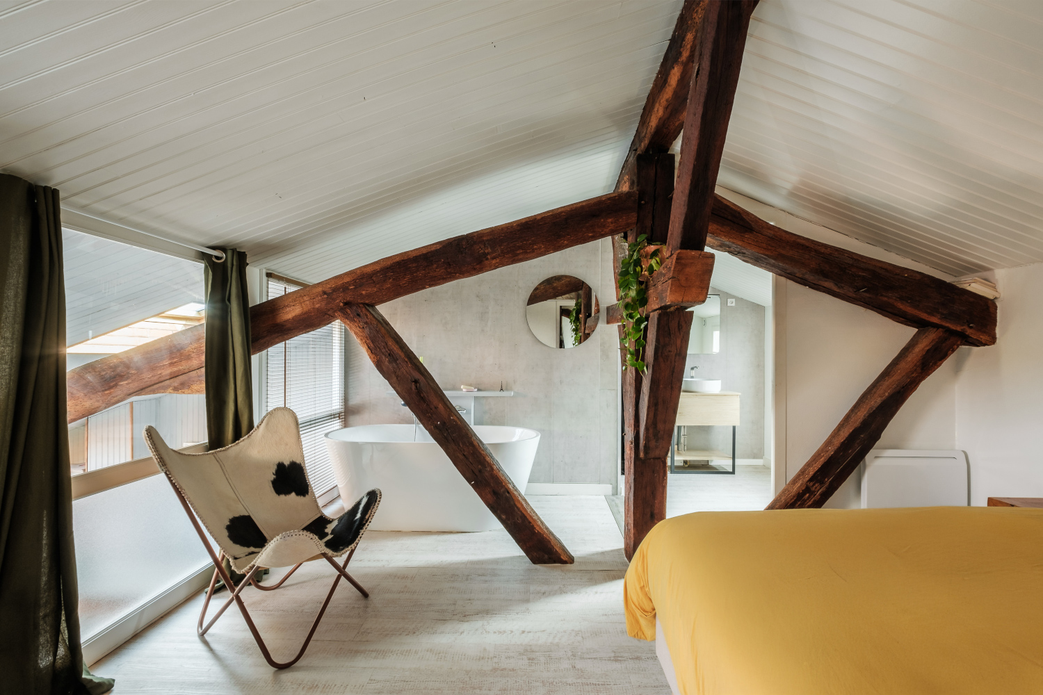 chambre avec salle de bain avec poutres appartement La Rochelle en duplex décoration contemporaine Photo : © Koda.Production chambre avec salle de bain avec poutres appartement La Rochelle en duplex décoration contemporaine Photo : © Koda.Production