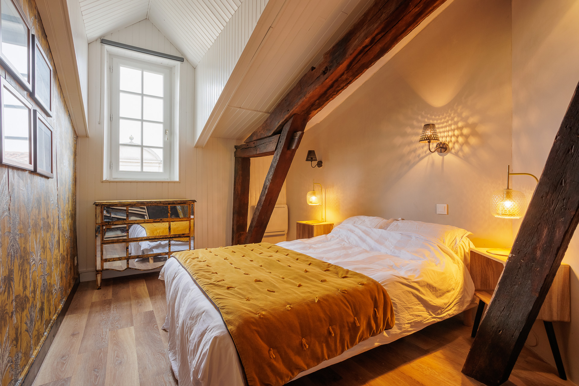 chambre avec poutres appartement La Rochelle en duplex décoration contemporaine Photo : © Koda.Production chambre avec poutres appartement La Rochelle en duplex décoration contemporaine Photo : © Koda.Production