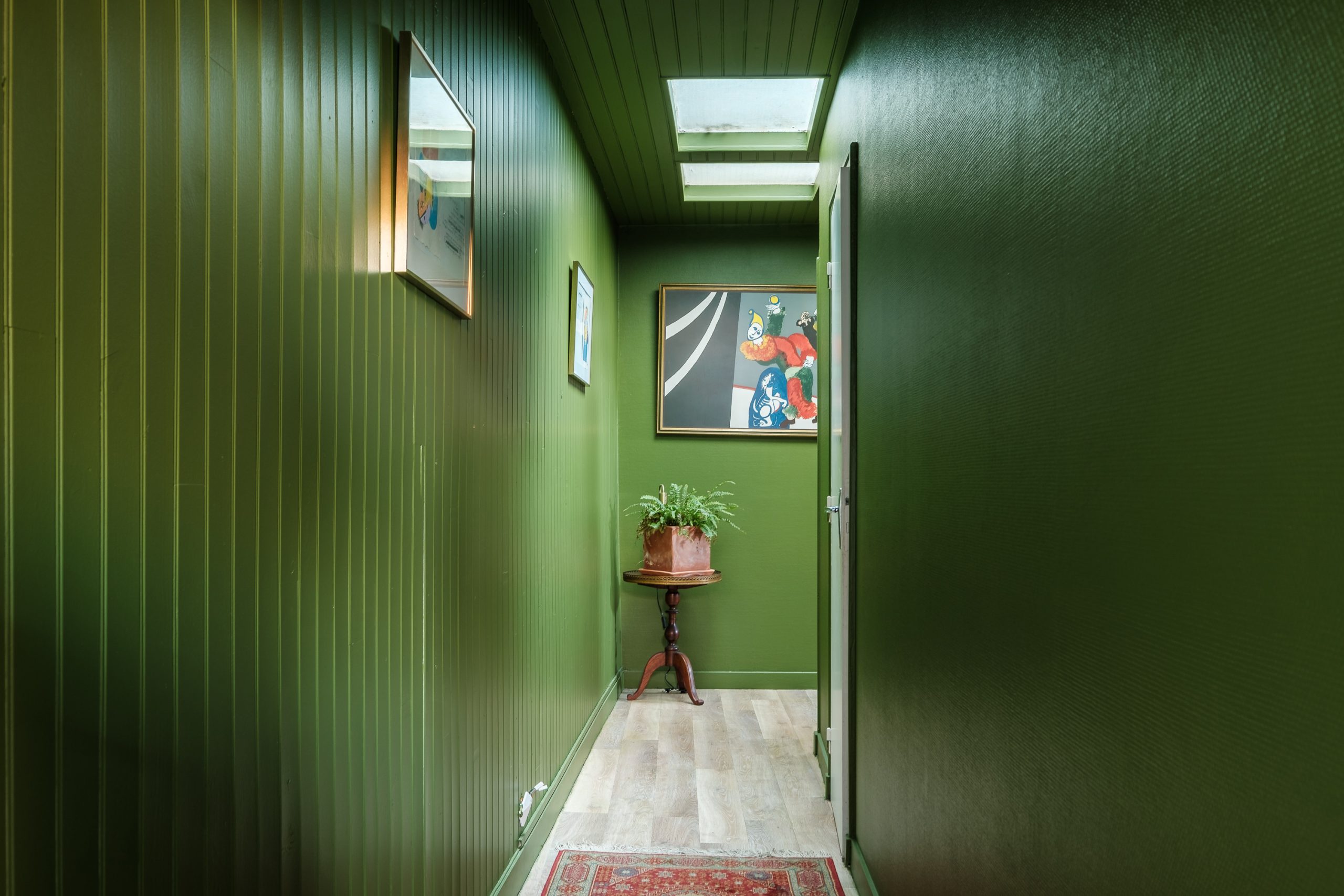 couloir peint en vert appartement La Rochelle en duplex décoration contemporaine Photo : © Koda.Production couloir peint en vert appartement La Rochelle en duplex décoration contemporaine Photo : © Koda.Production
