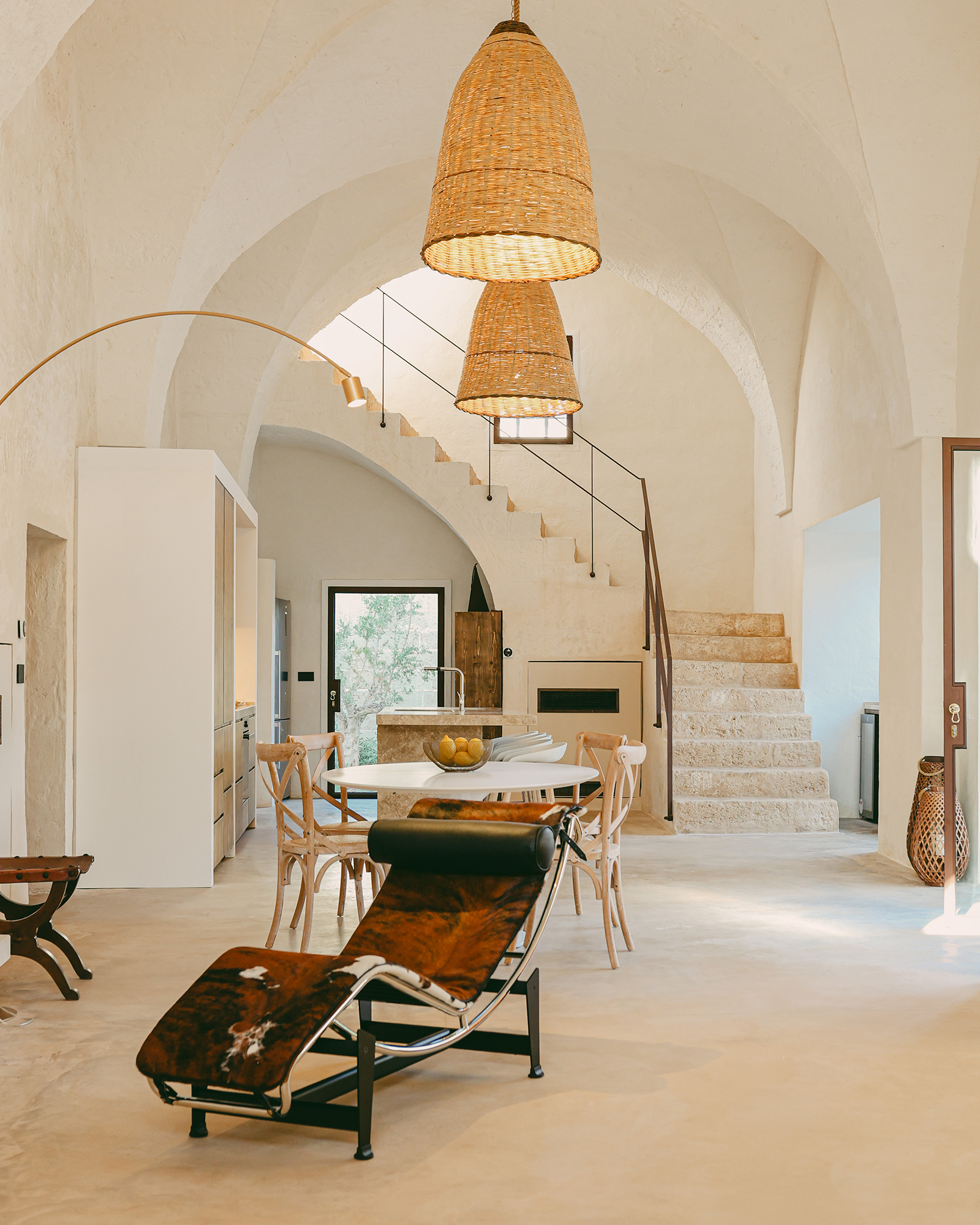 cuisine et salle à manger avec cheminée masseria du 18e siècle rénovée Masseria Gemini Pouilles décoration contemporaine cuisine et salle à manger avec cheminée masseria du 18e siècle rénovée Masseria Gemini Pouilles décoration contemporaine