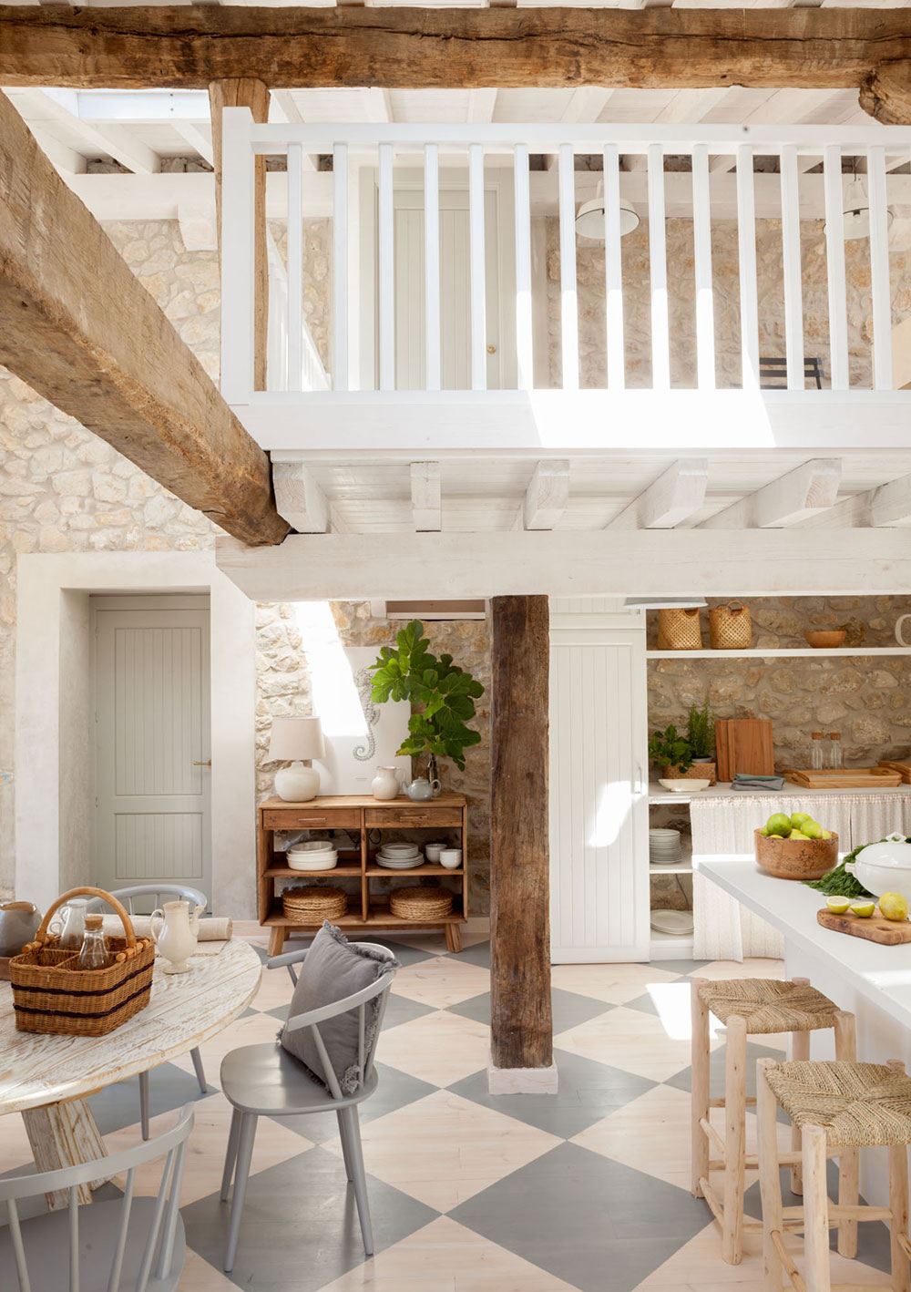 cuisine avec poutres et sol à damier décoration rustique chic maison rénovée Espagne cuisine avec poutres et sol à damier décoration rustique chic maison rénovée Espagne