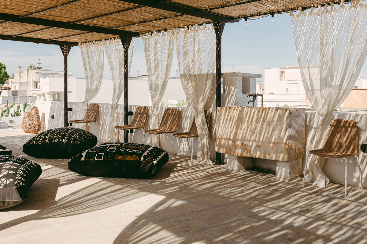 terrasse avec pergola métal et cannisses masseria du 18e siècle rénovée Masseria Gemini Pouilles terrasse avec pergola métal et cannisses masseria du 18e siècle rénovée Masseria Gemini Pouilles