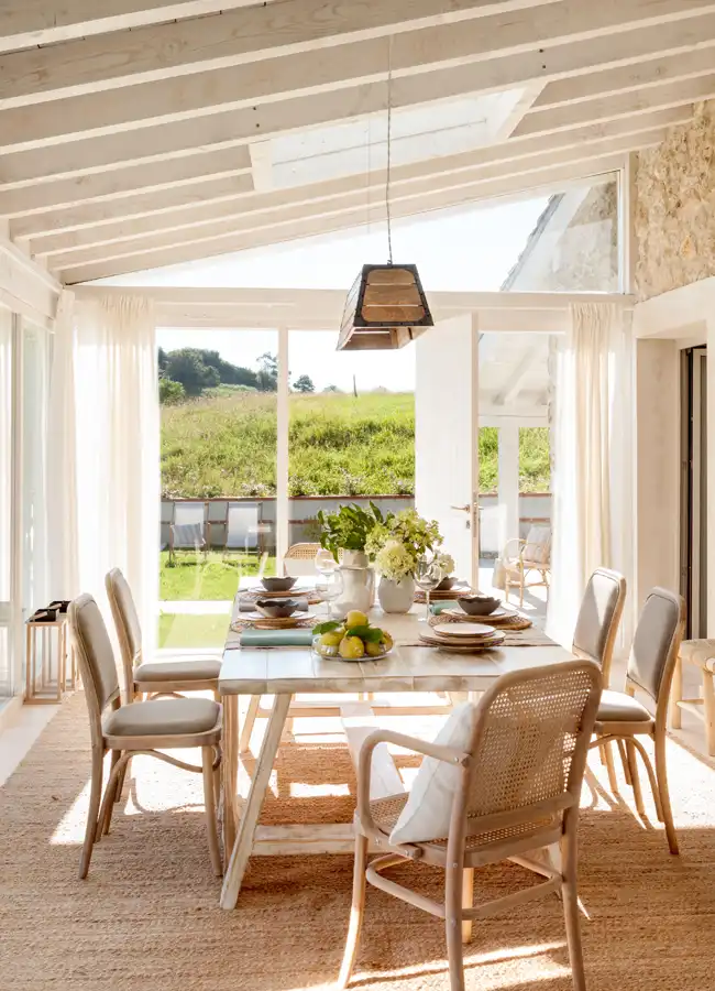 salle à manger avec poutres et mur de pierres décoration rustique chic maison rénovée Espagne salle à manger avec poutres et mur de pierres décoration rustique chic maison rénovée Espagne