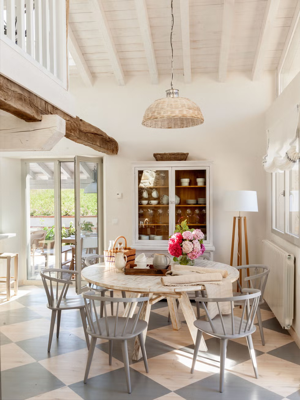 salle à manger avec poutres et sol à damier décoration rustique chic maison rénovée Espagne salle à manger avec poutres et sol à damier décoration rustique chic maison rénovée Espagne